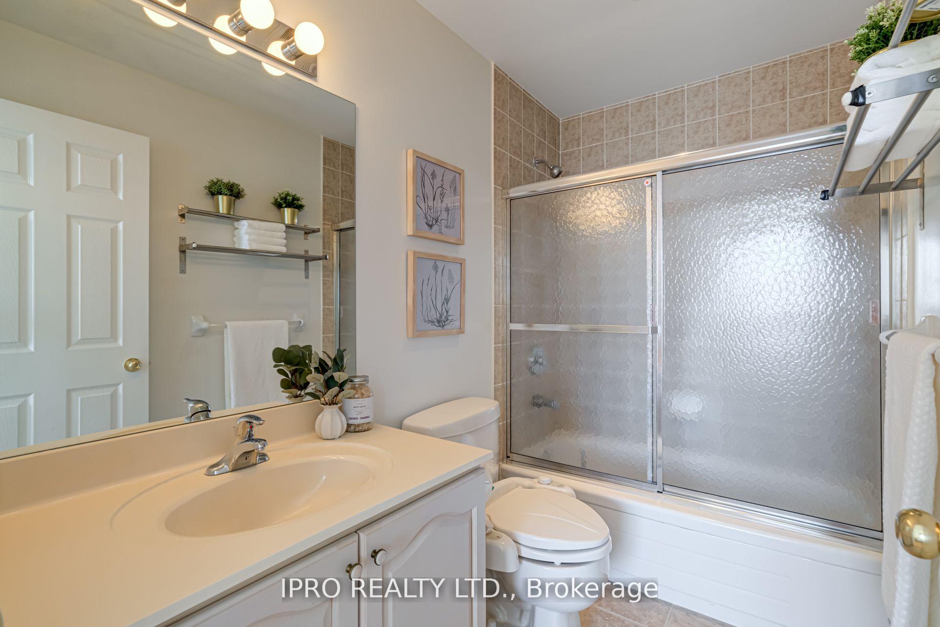 2 Bedrooms Condo at 1 Maison Parc, Vaughan For sale