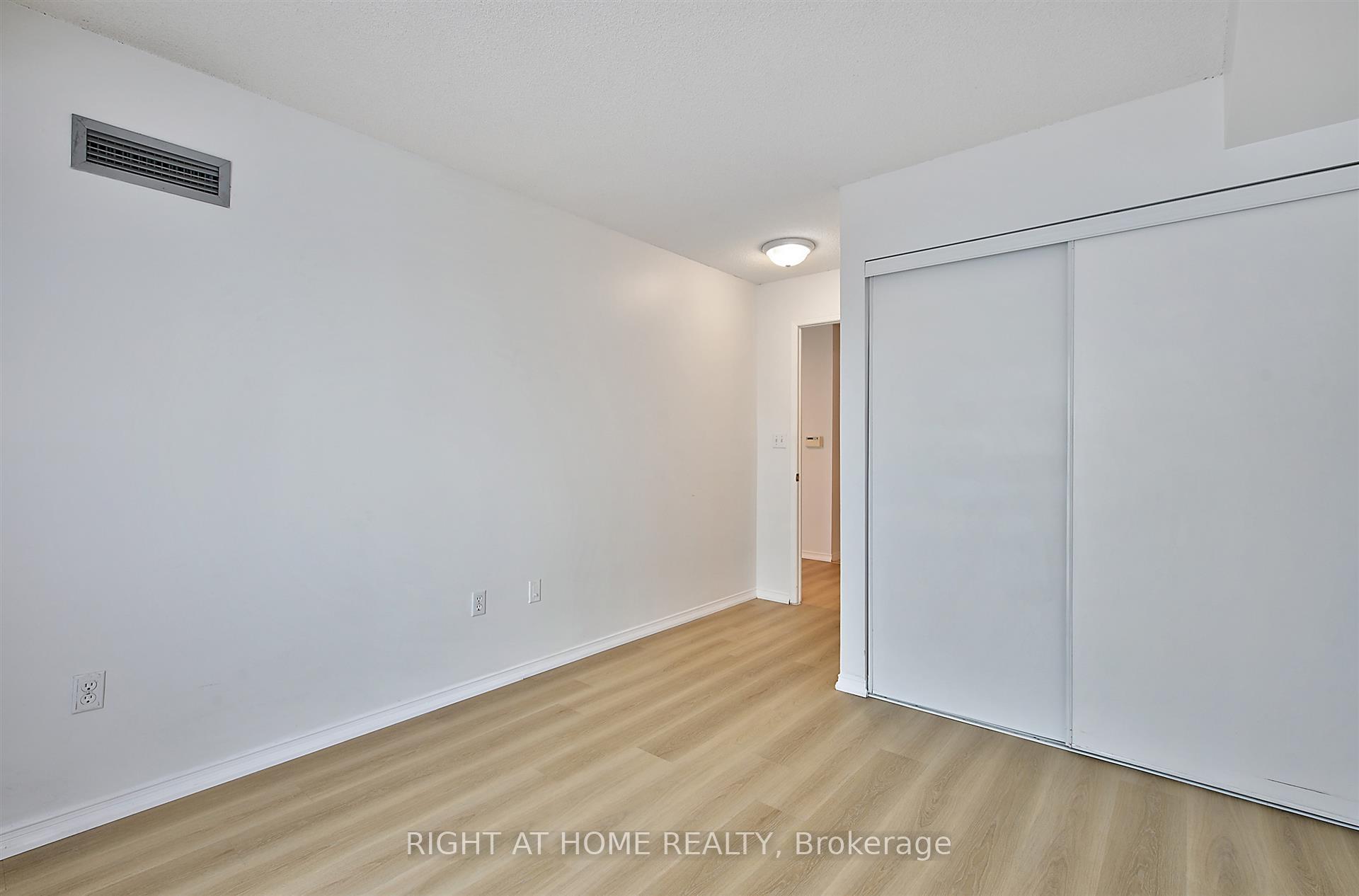 2 Bedrooms Condo at 1 Pemberton, Toronto For sale