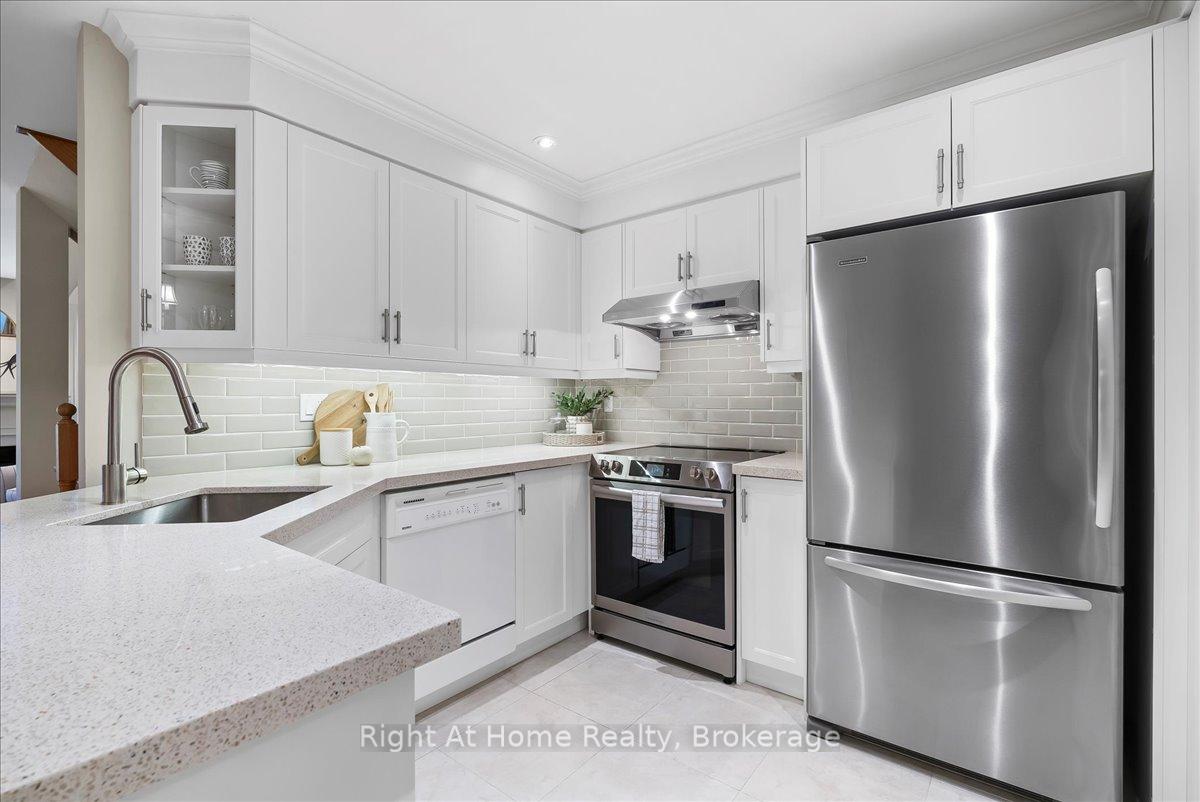 2 Bedrooms Condo at 2250 Rockingham, Oakville For sale