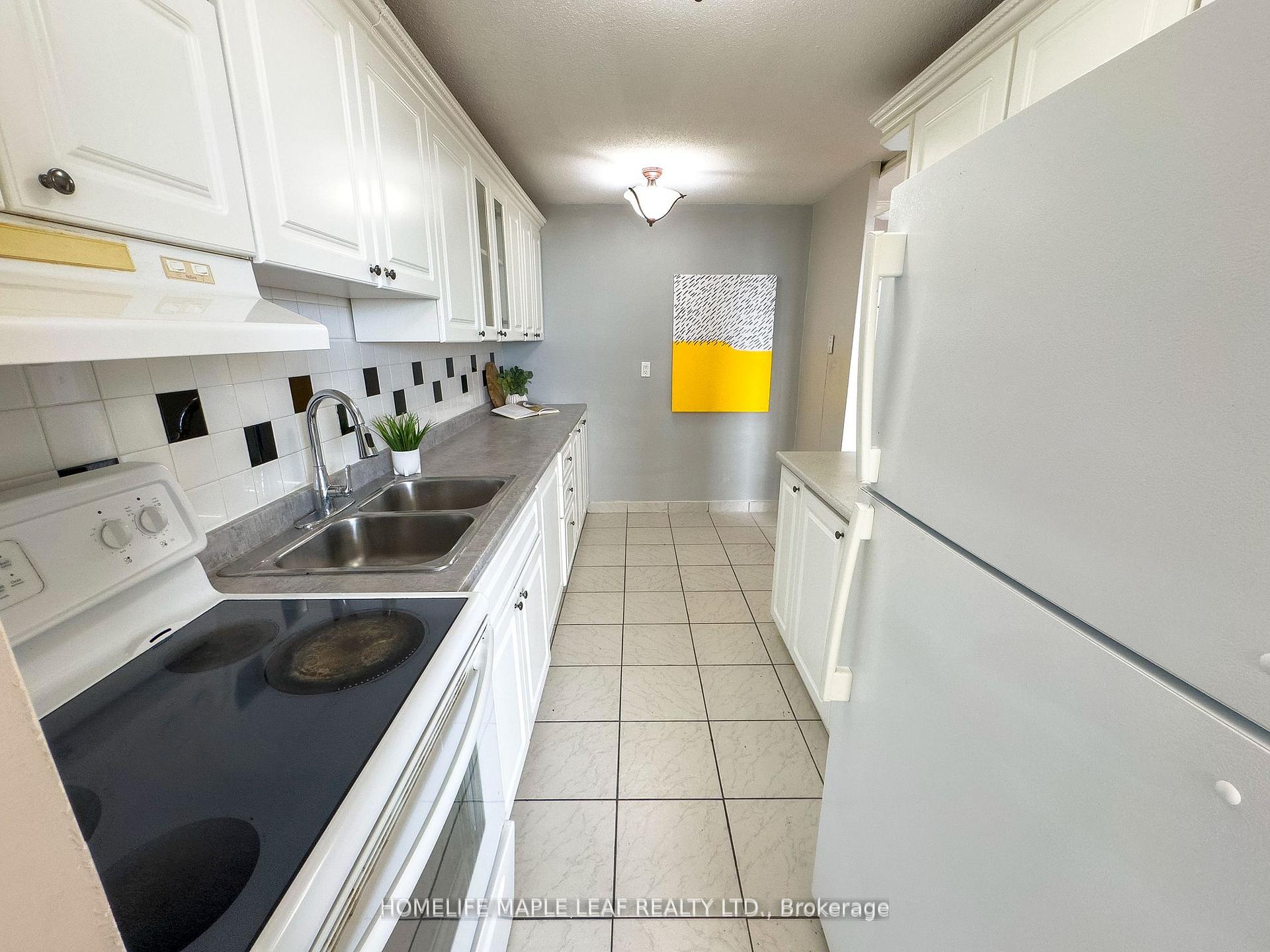 3 Bedrooms Condo at 3120 Kirwin, Mississauga For sale