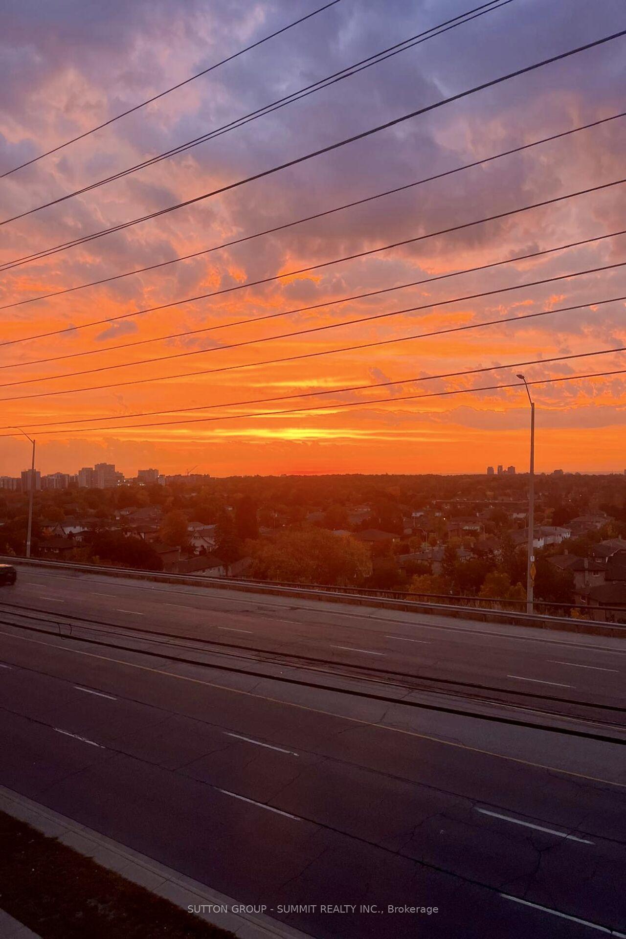 3 Bedrooms Condo at 633 DUNDAS,  Mississauga For sale