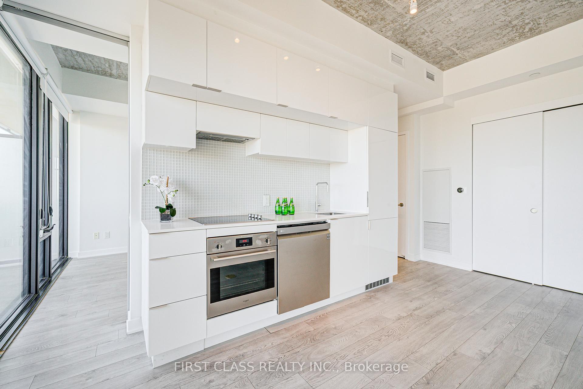 2 Bedrooms Condo at 185 Roehampton, Toronto For sale