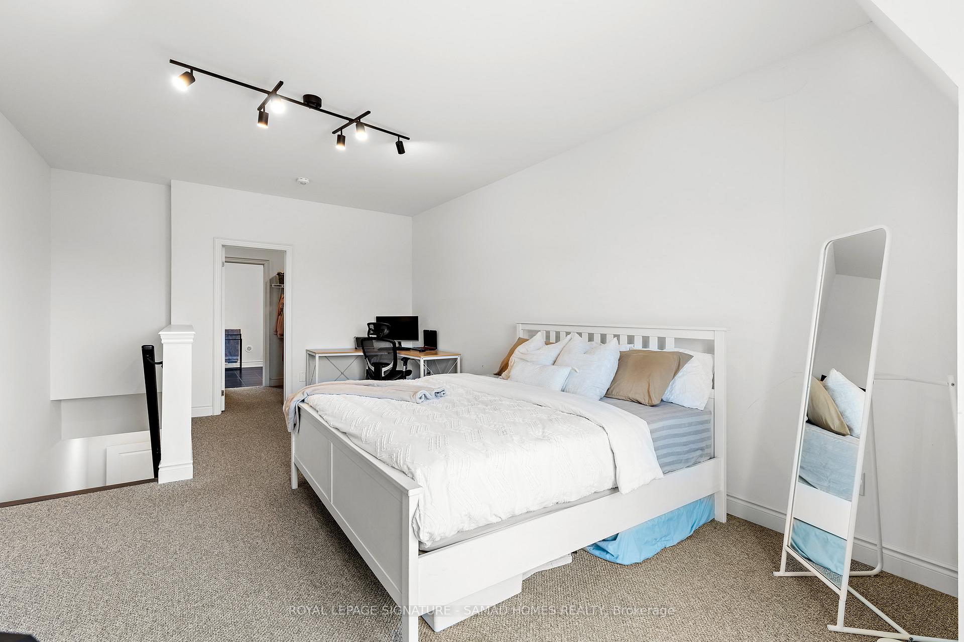 3 Bedrooms Condo at 26 Lunar, Mississauga For sale