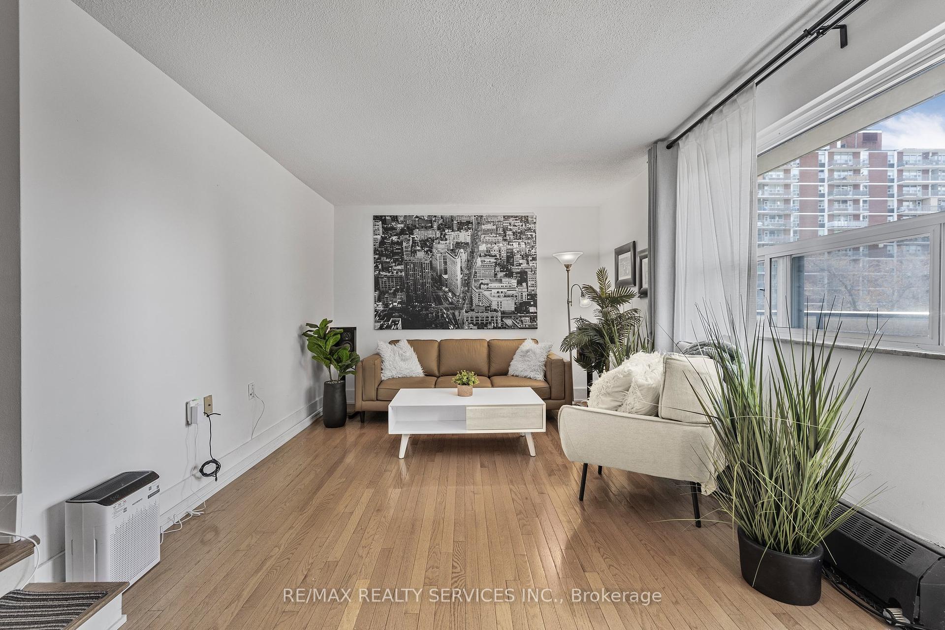 2 Bedrooms Condo at 15 Elizabeth, Mississauga For sale
