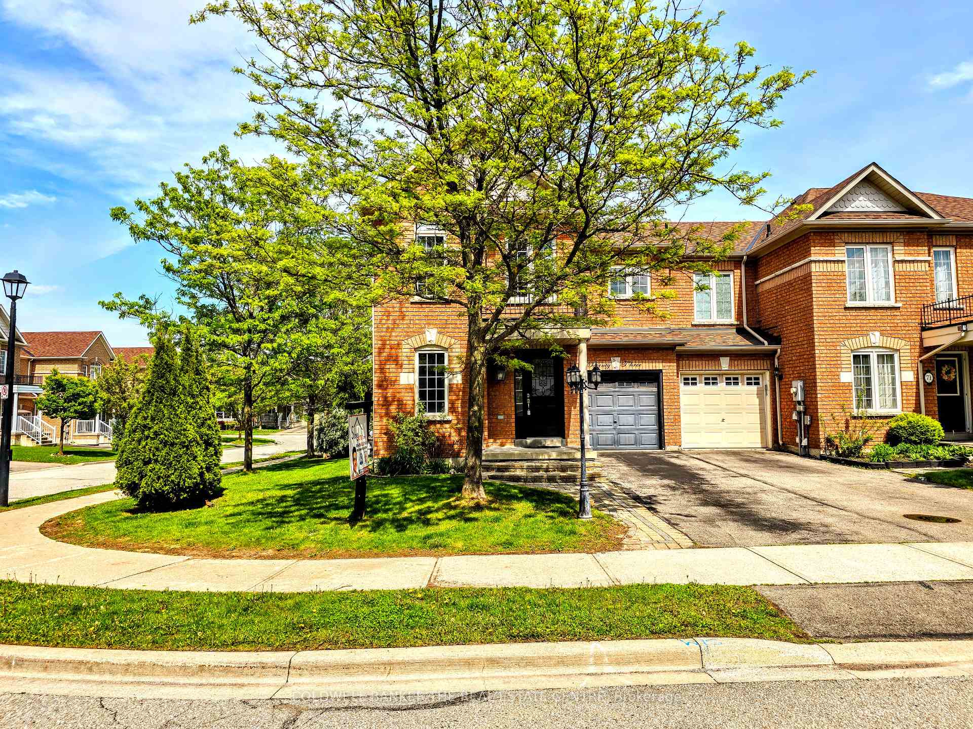 73 Osborne Family Way, Newmarket, ON L3X 3B5