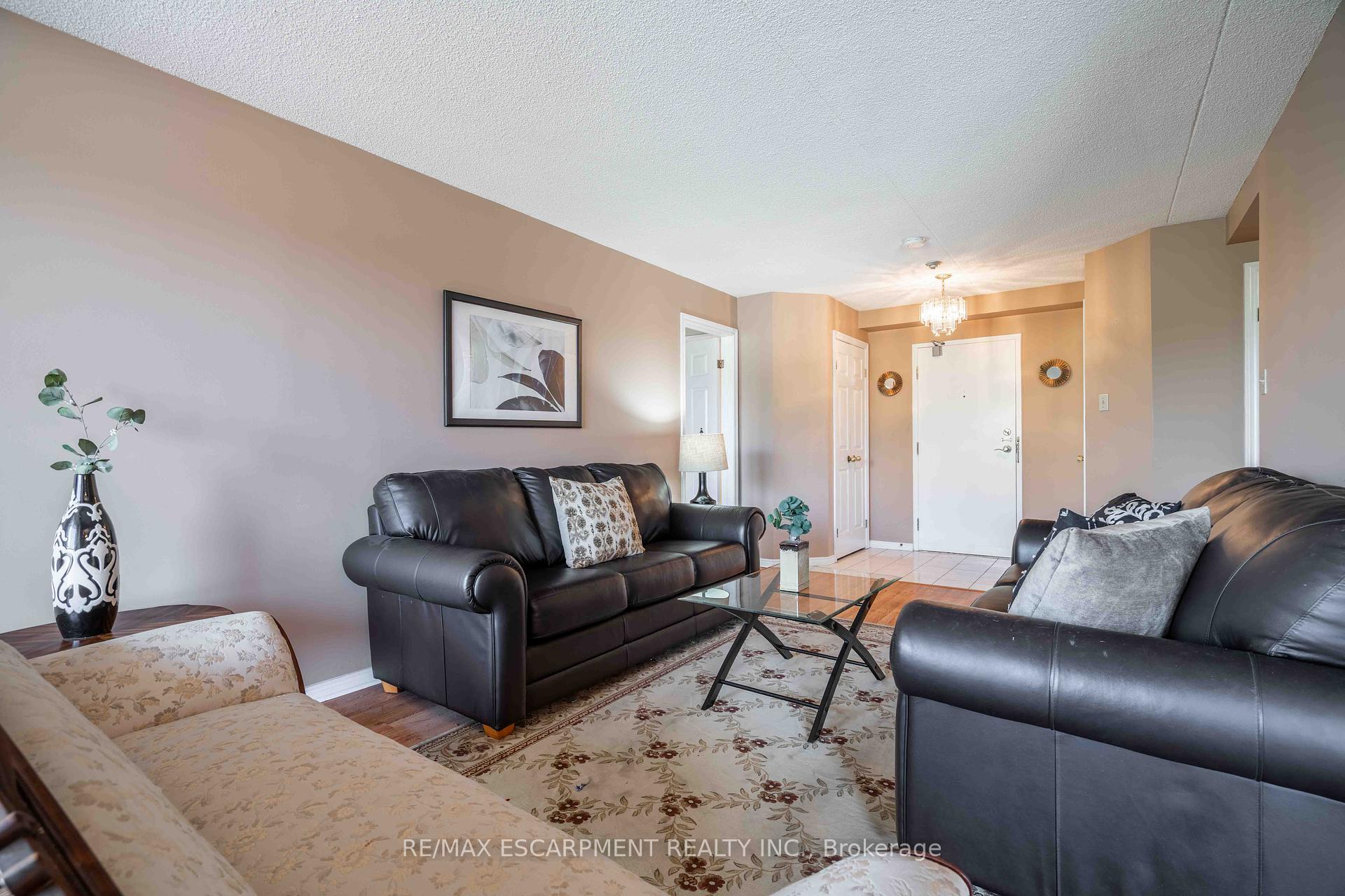 2 Bedrooms Condo at 416 Limeridge, Hamilton For sale
