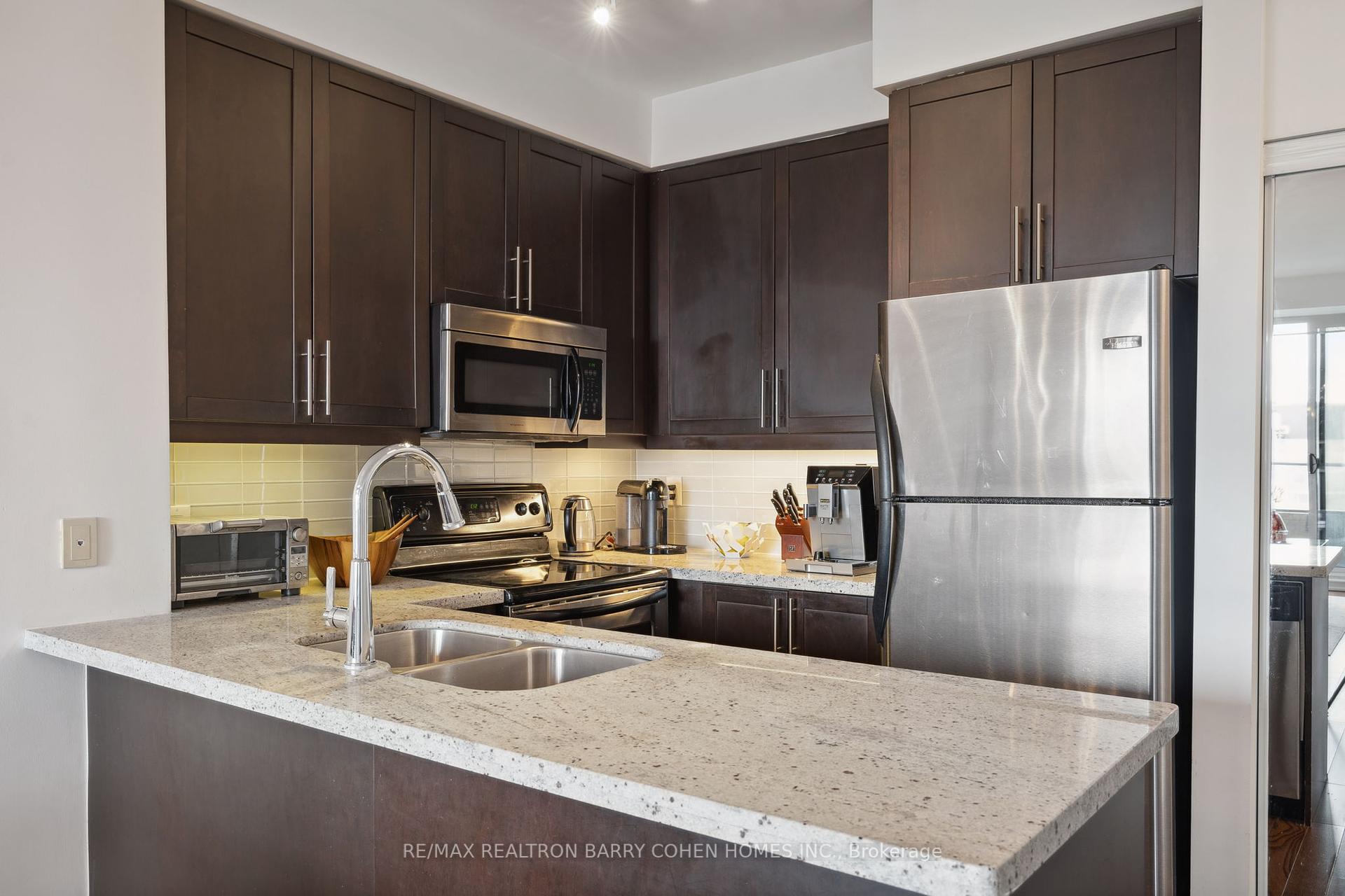 2 Bedrooms Condo at 500 St Clair, Toronto For sale