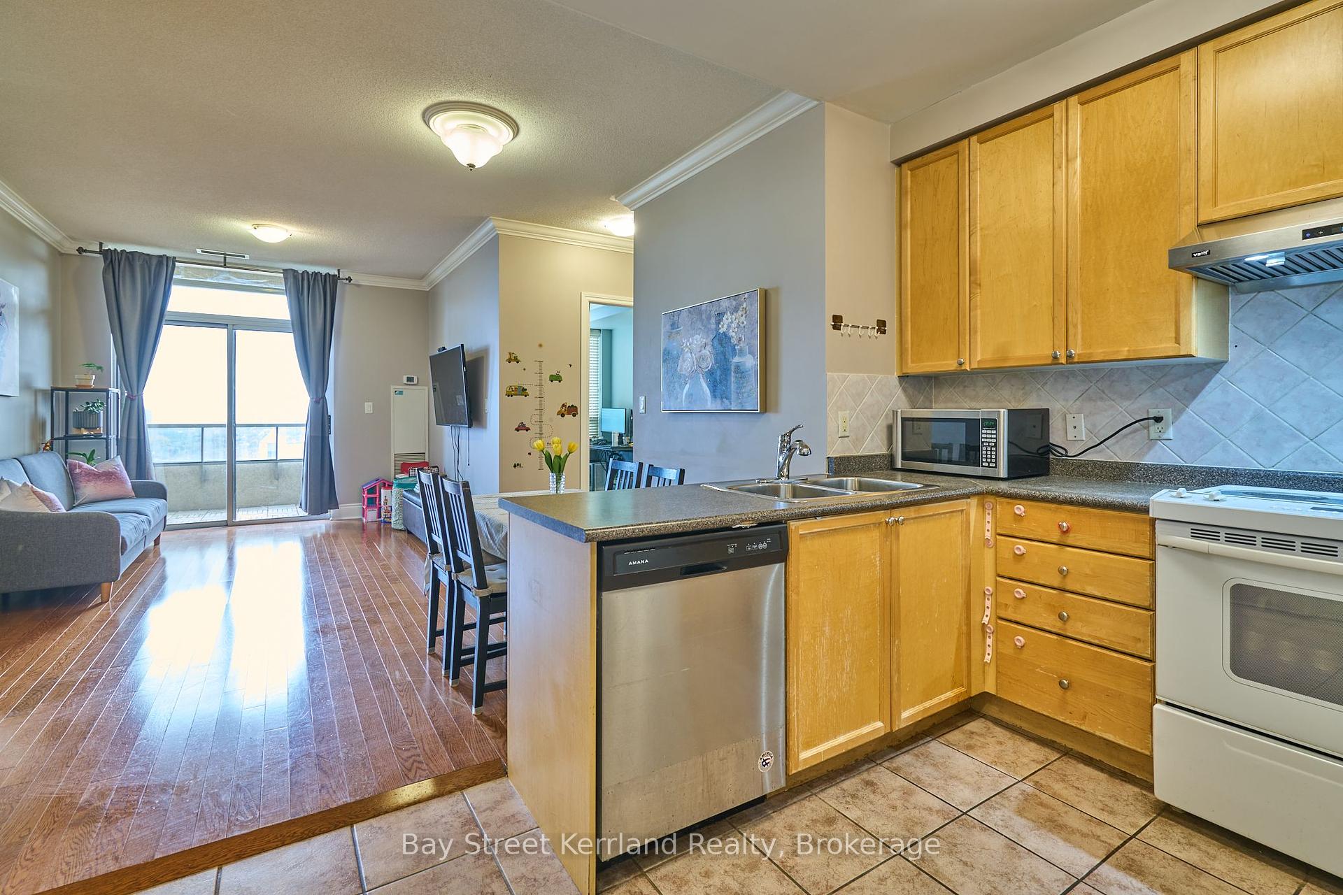 2 Bedrooms Condo at 3880 Duke Of York,  Mississauga For sale