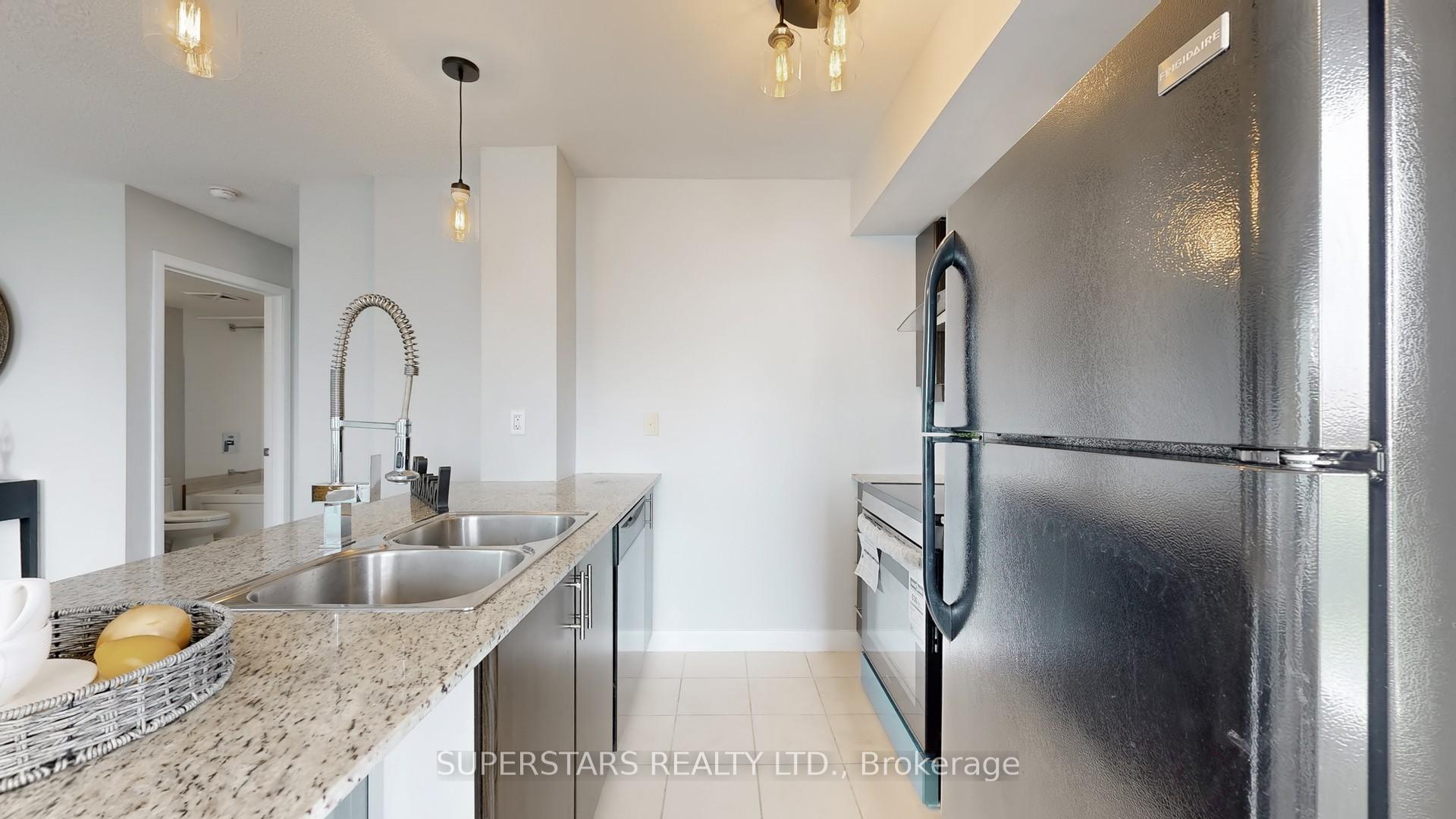 2 Bedrooms Condo at 25 Town Centre, Toronto For sale