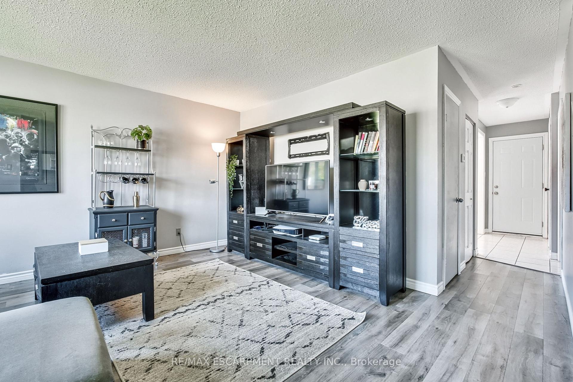3 Bedrooms Condo at 2700 Barton, Hamilton For sale
