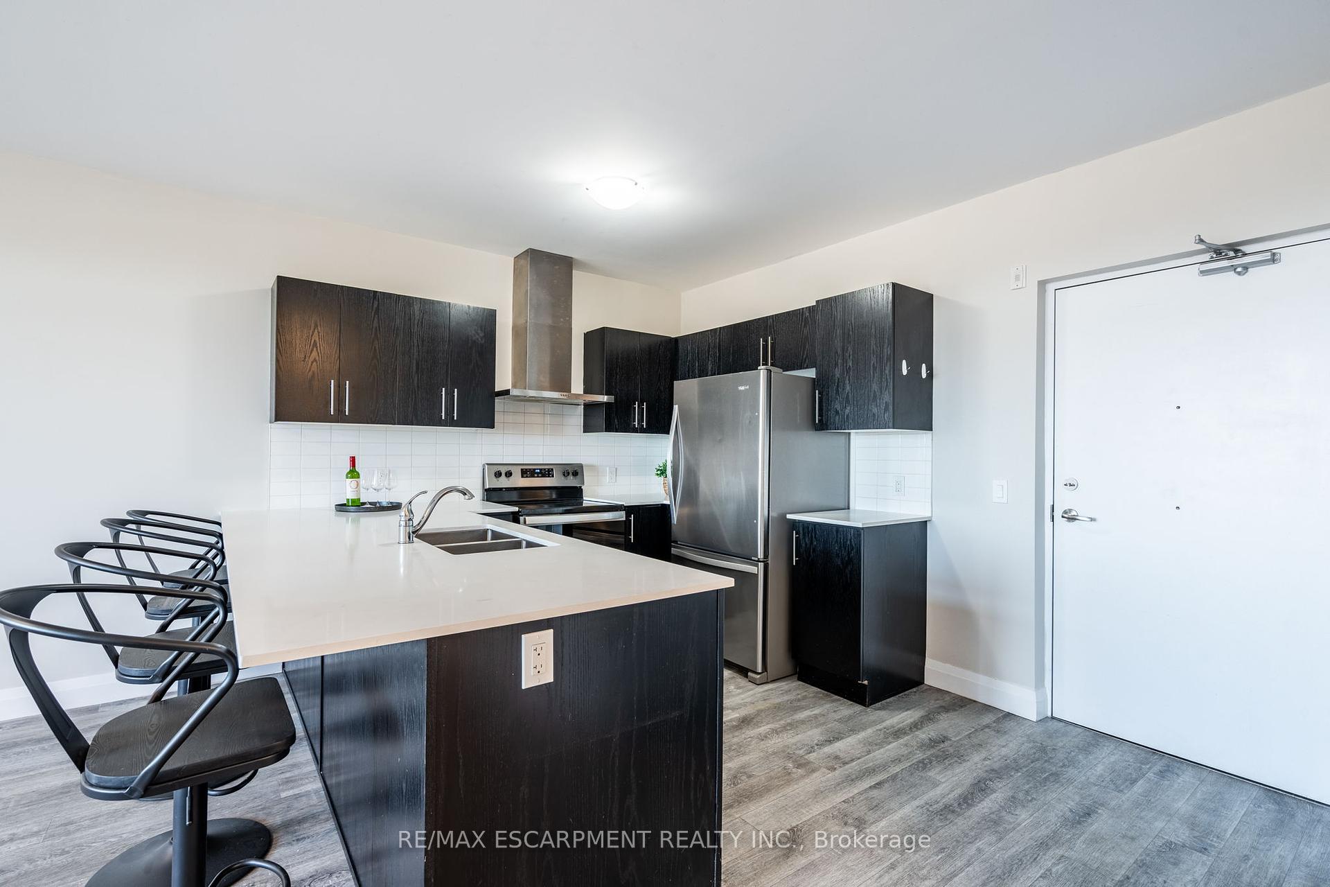 2 Bedrooms Condo at 1 Redfern, Hamilton For sale