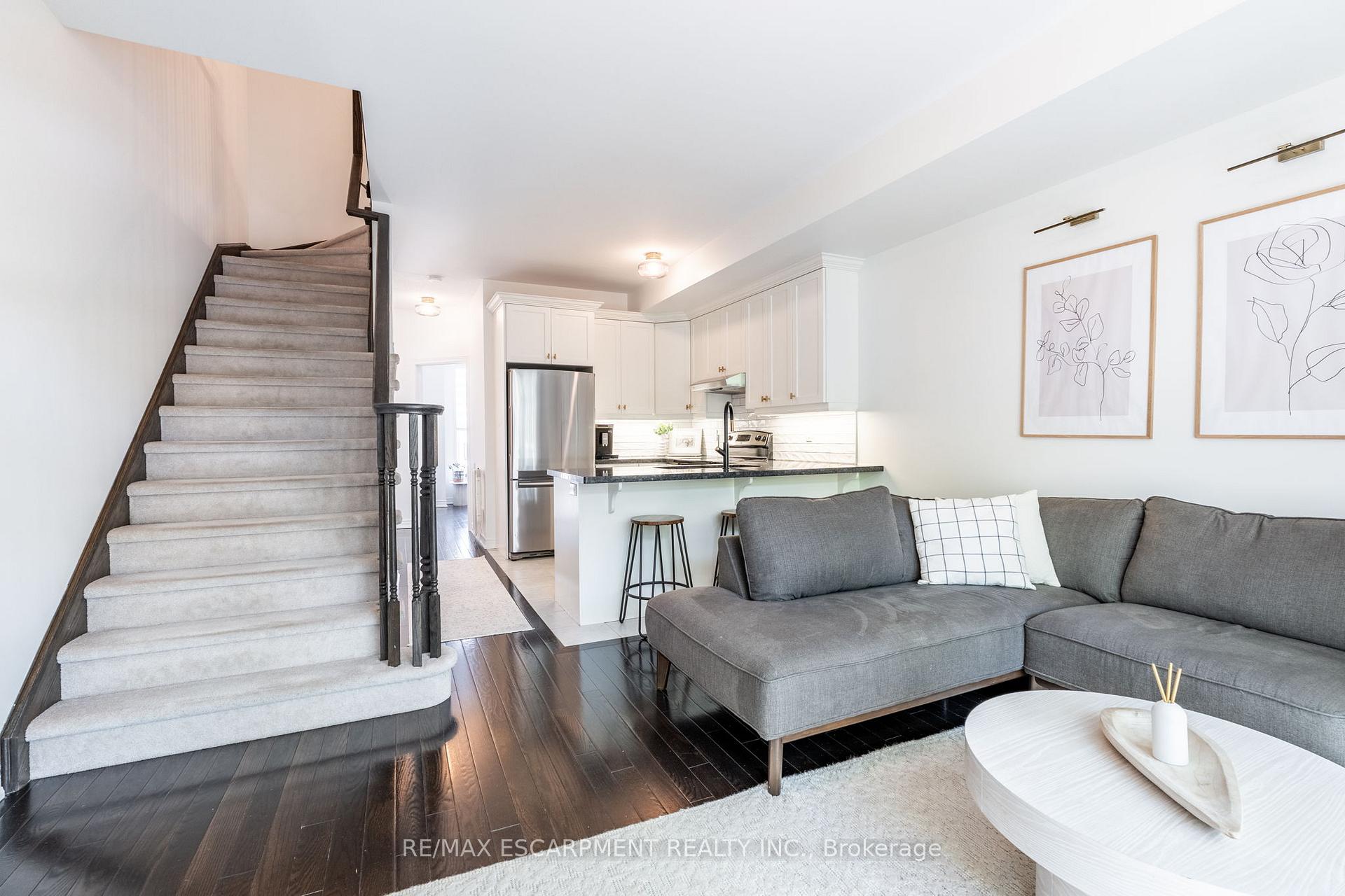 2 Bedrooms Condo at 181 Plains, Burlington For sale