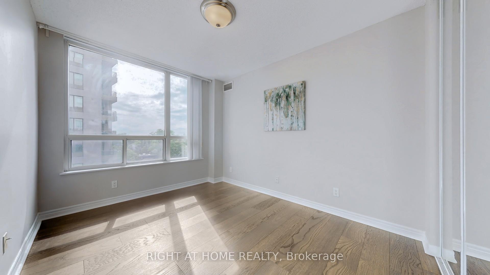3 Bedrooms Condo at 18 Parkview, Toronto For sale