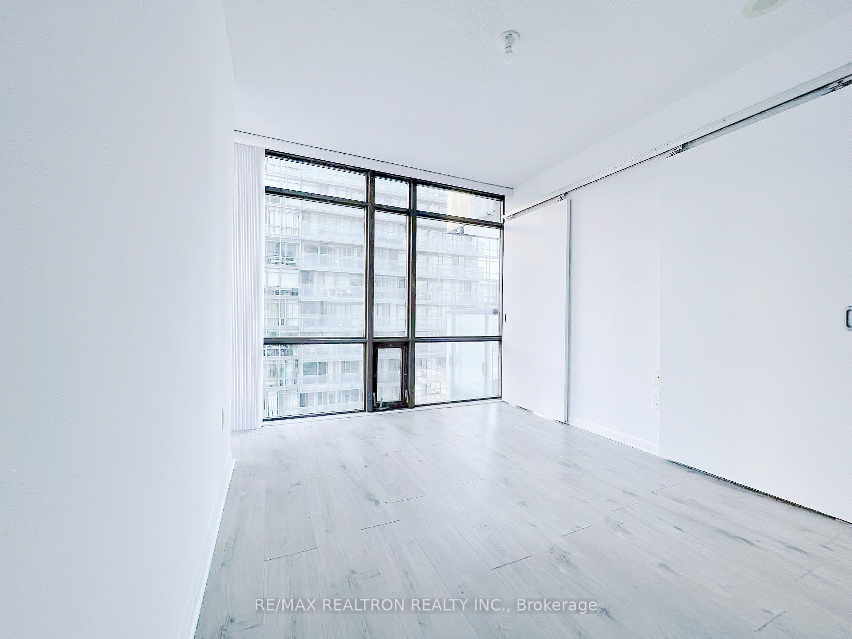 37 Grosvenor Street, #1009