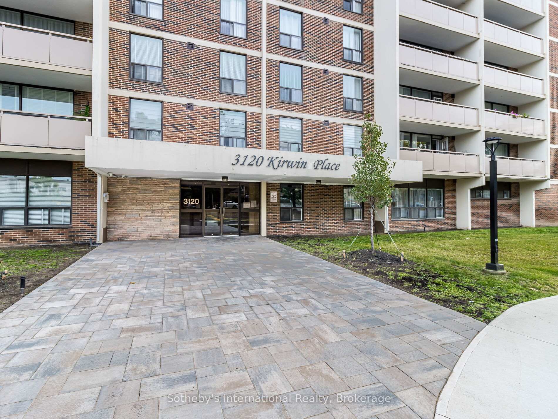 3 Bedrooms Condo at 3120 Kirwin,  Mississauga For sale