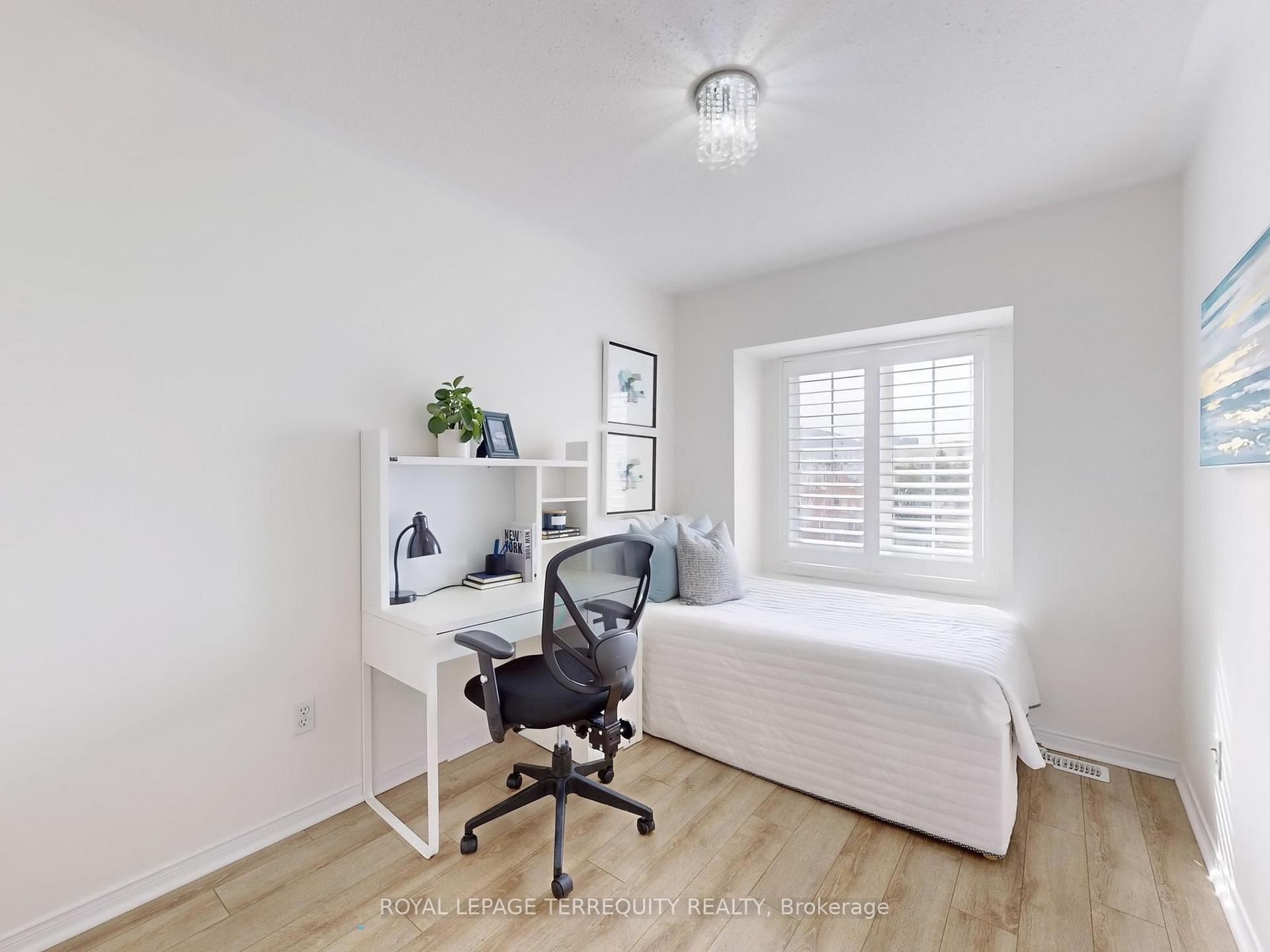 4 Bedrooms Condo at 6399 Spinnaker,  Mississauga For sale