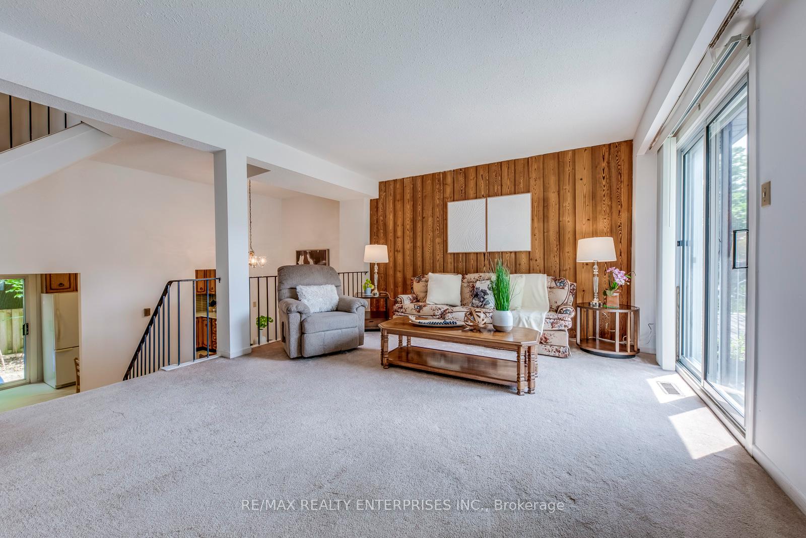 3 Bedrooms Condo at 2315 Bromsgrove, Mississauga For sale