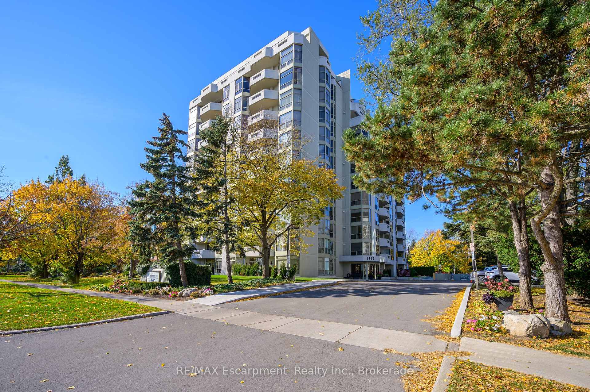 3 Bedrooms Condo at 1237 North Shore, Burlington For sale