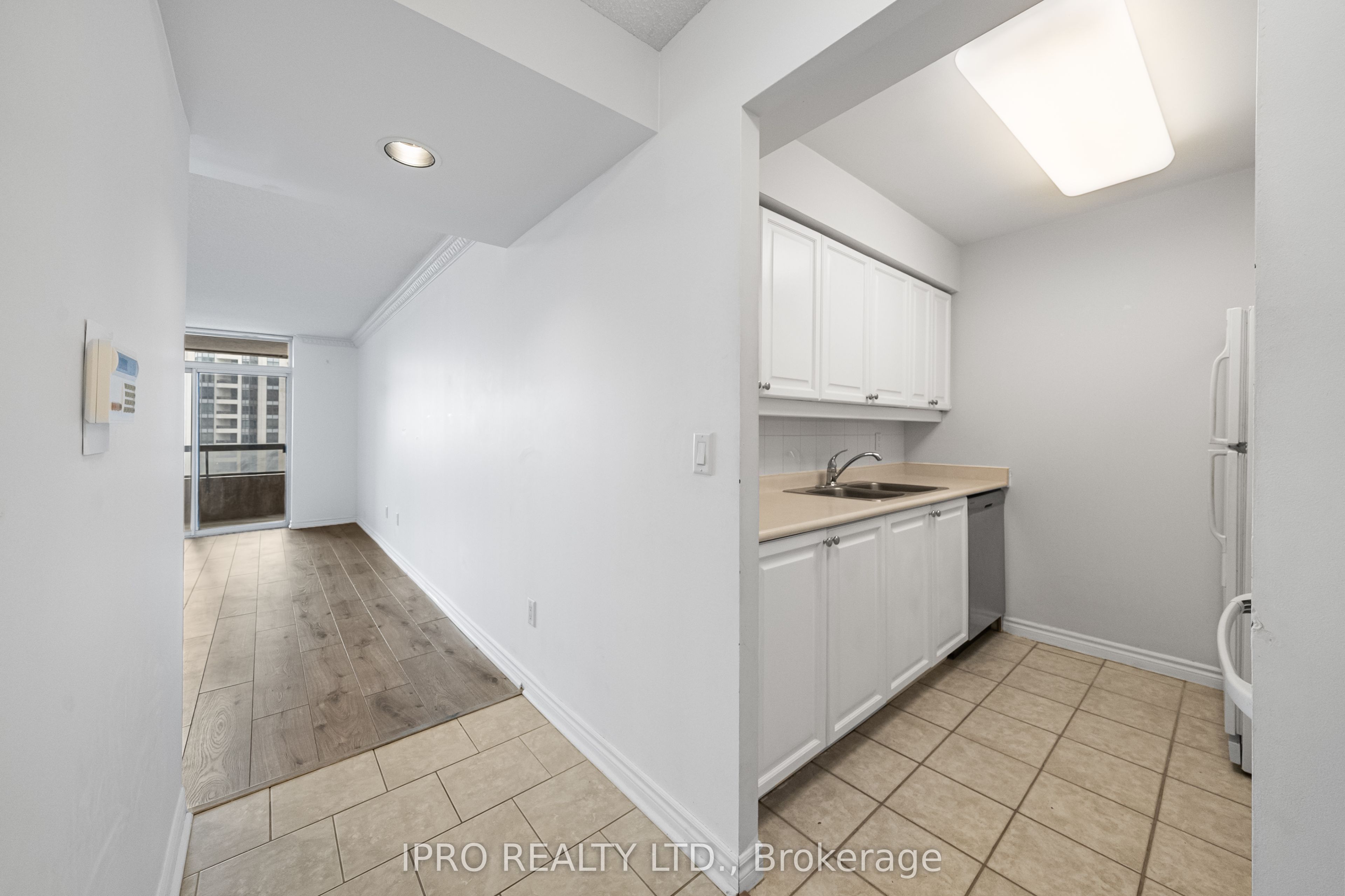 #1707 - 18 Sommerset Way, Toronto, ON M2N 6X5