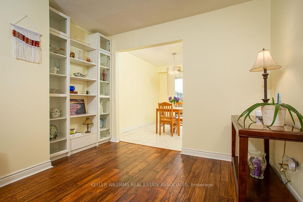 3 Bedrooms Condo at 2216 Upper Middle, Burlington For sale