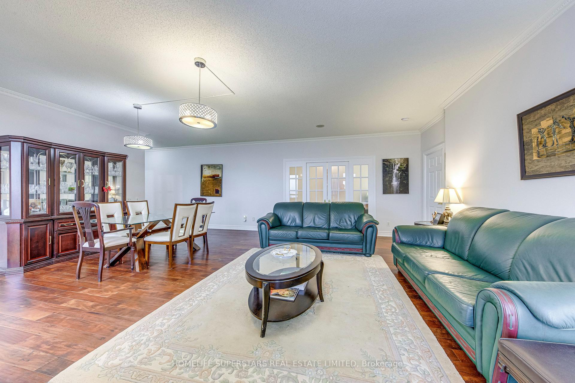 3 Bedrooms Condo at 25 Kingsbridge Garden, Mississauga For sale