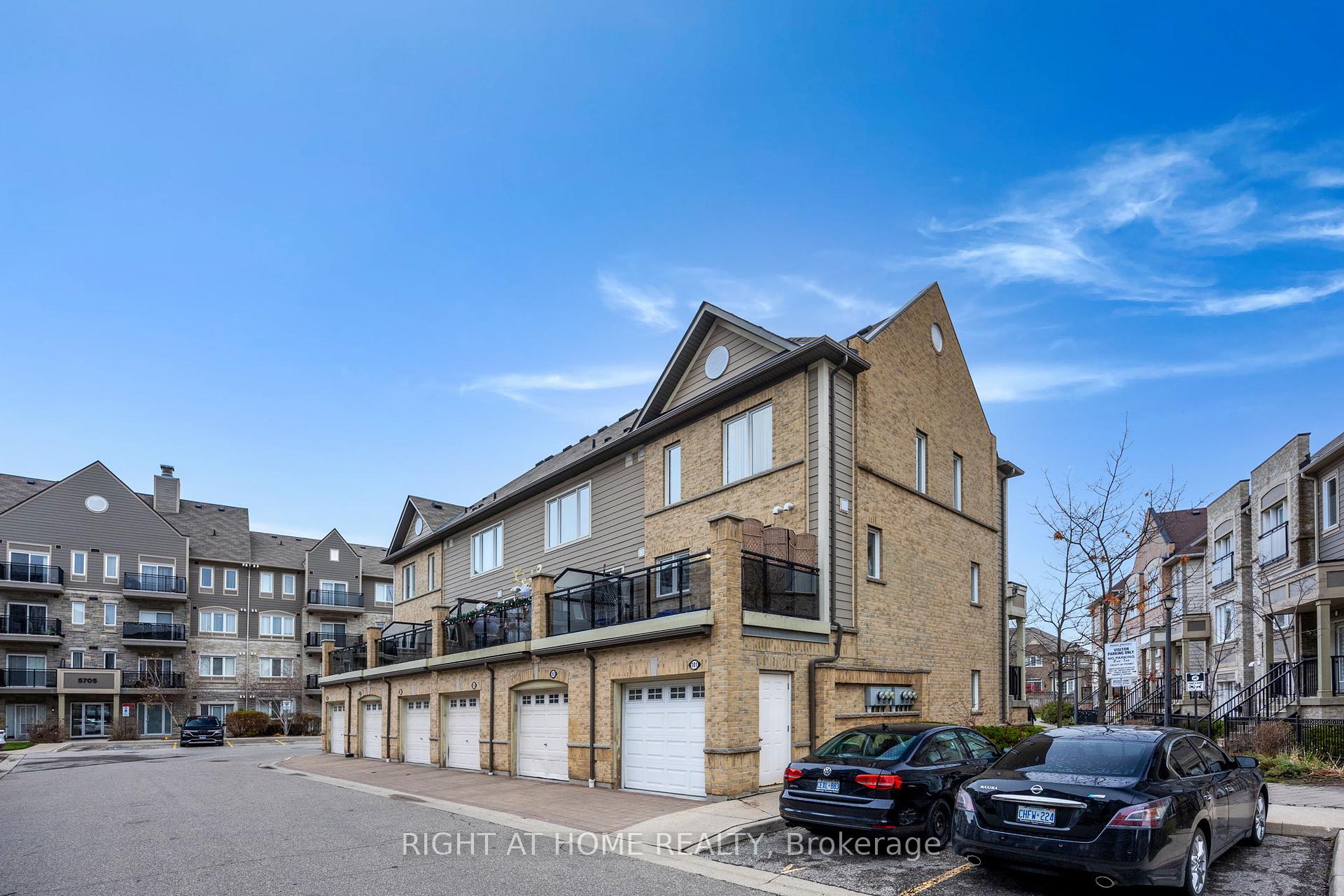 3 Bedrooms Condo at 5650 Winston Churchhill, Mississauga For sale