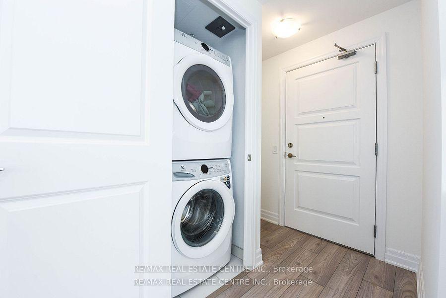2 Bedrooms Condo at 36 Elm, Mississauga For sale