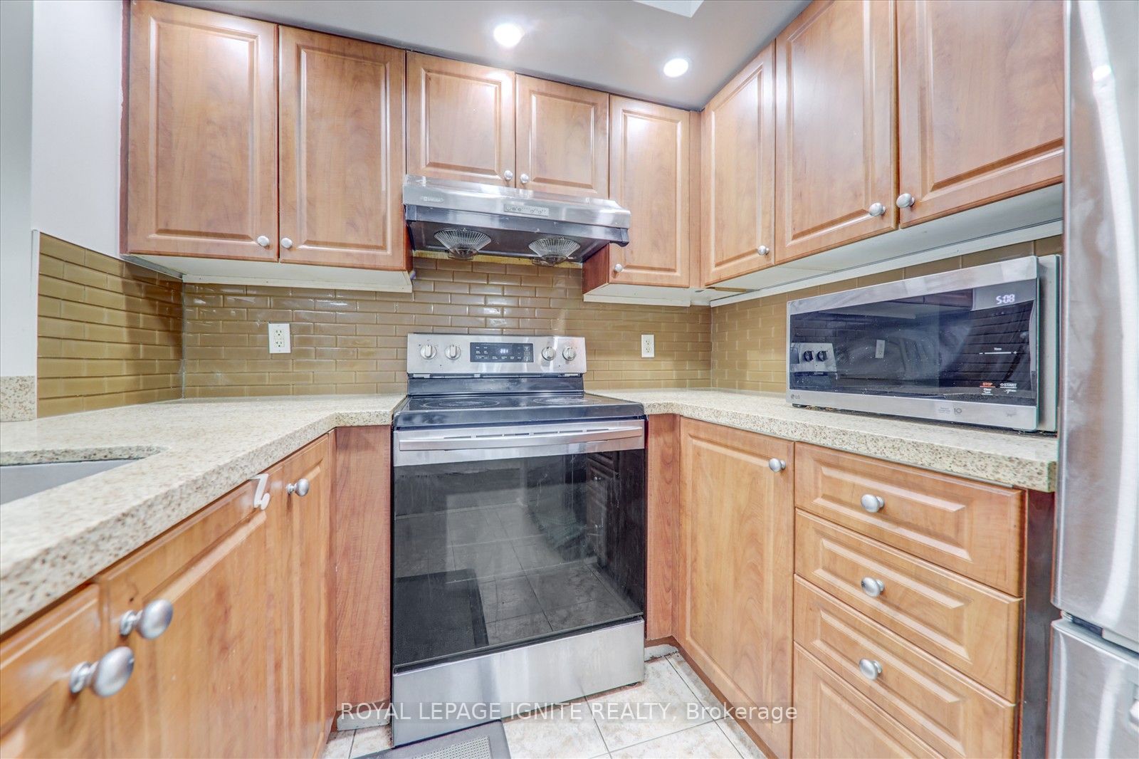 3035 Finch Avenue, #2013