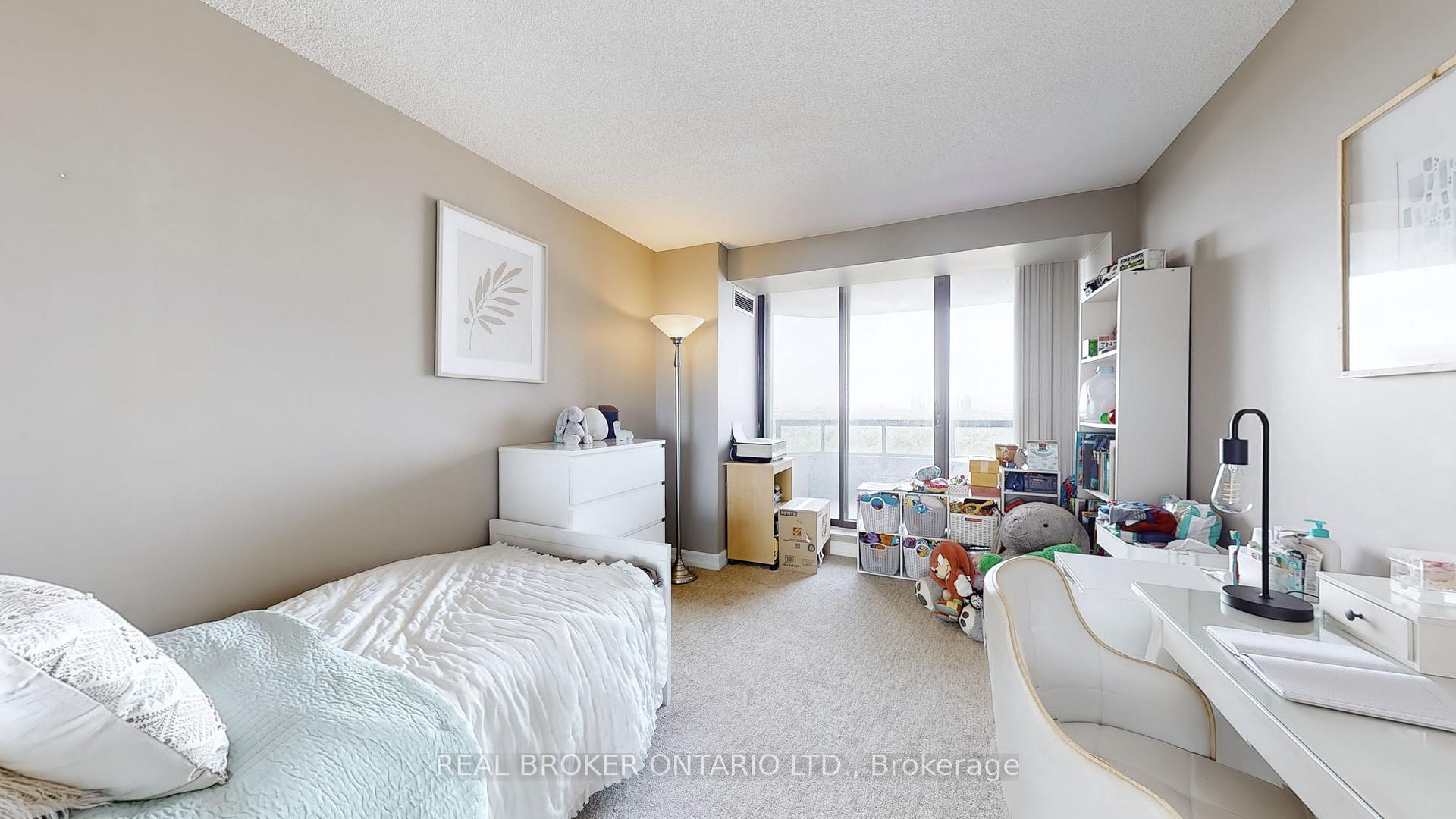 2 Bedrooms Condo at 7440 Bathurst, Vaughan For sale
