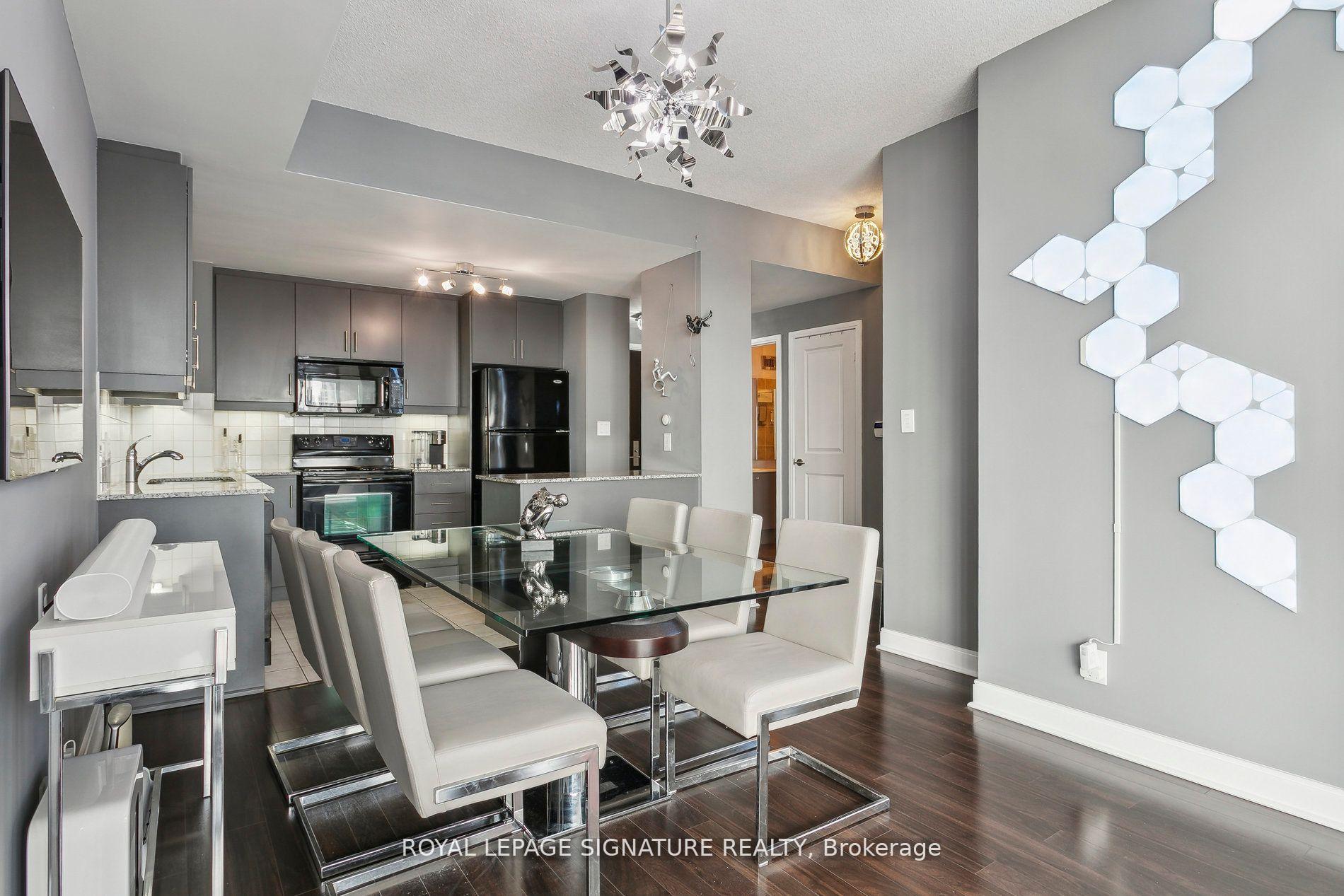 3 Bedrooms Condo at 60 Absolute, Mississauga For sale