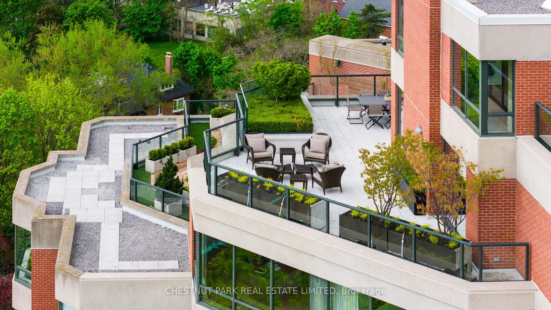 3 Bedrooms Condo at 33 Jackes,  Toronto For sale
