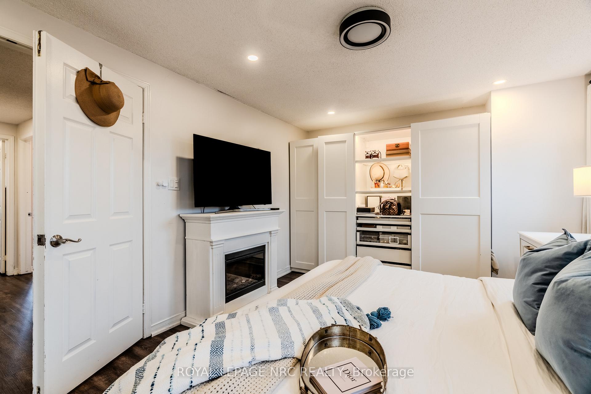 3 Bedrooms Condo at 29 Heritage, Hamilton For sale