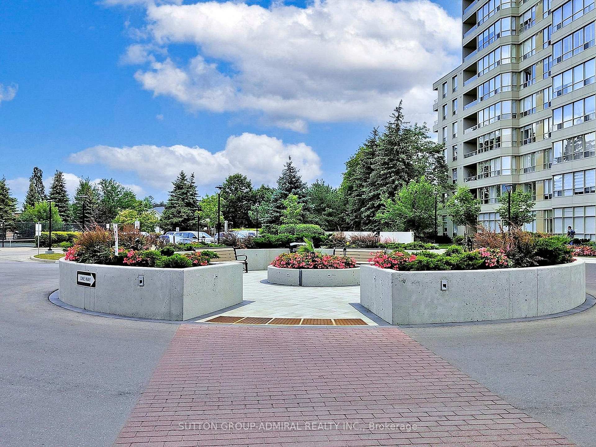 2 Bedrooms Condo at 11 Townsgate,  Vaughan For sale