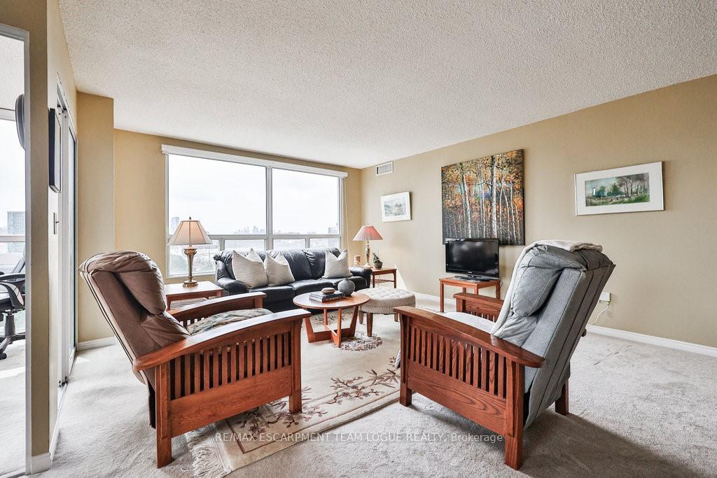 3 Bedrooms Condo at 7 Concorde, Toronto For sale