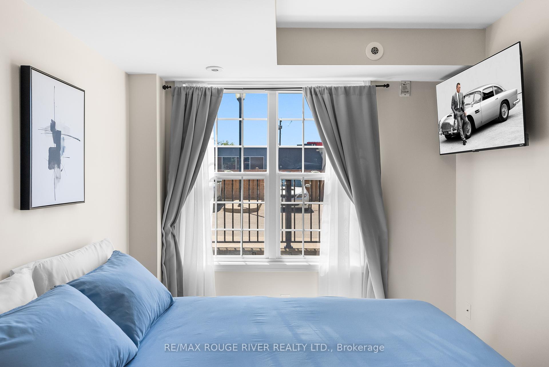 3 Bedrooms Condo at 25 Strangford, Toronto For sale
