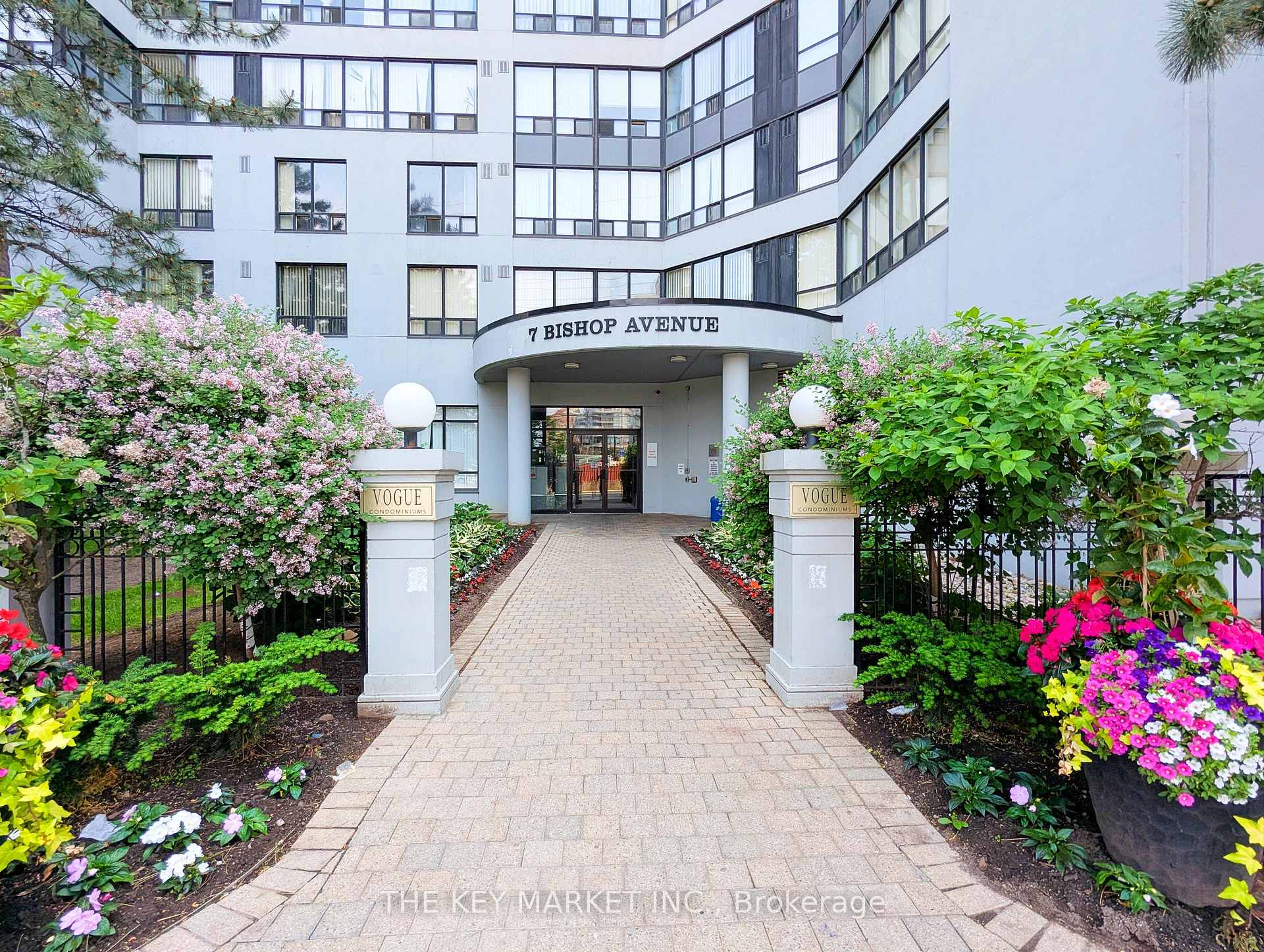 4 Bedrooms Condo at 7 Bishop, Toronto For sale
