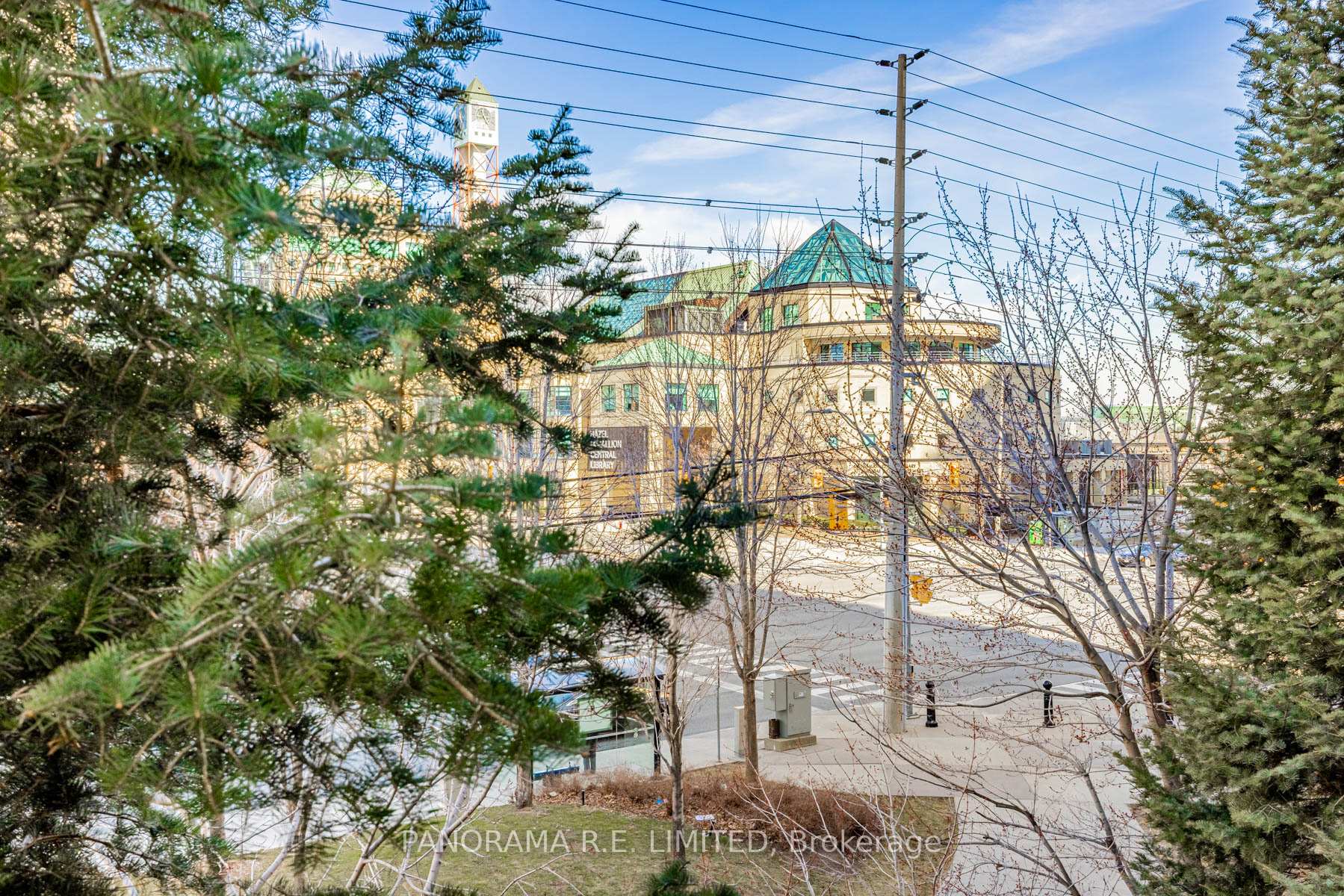 3 Bedrooms Condo at 330 Burnhamthorpe, Mississauga For sale