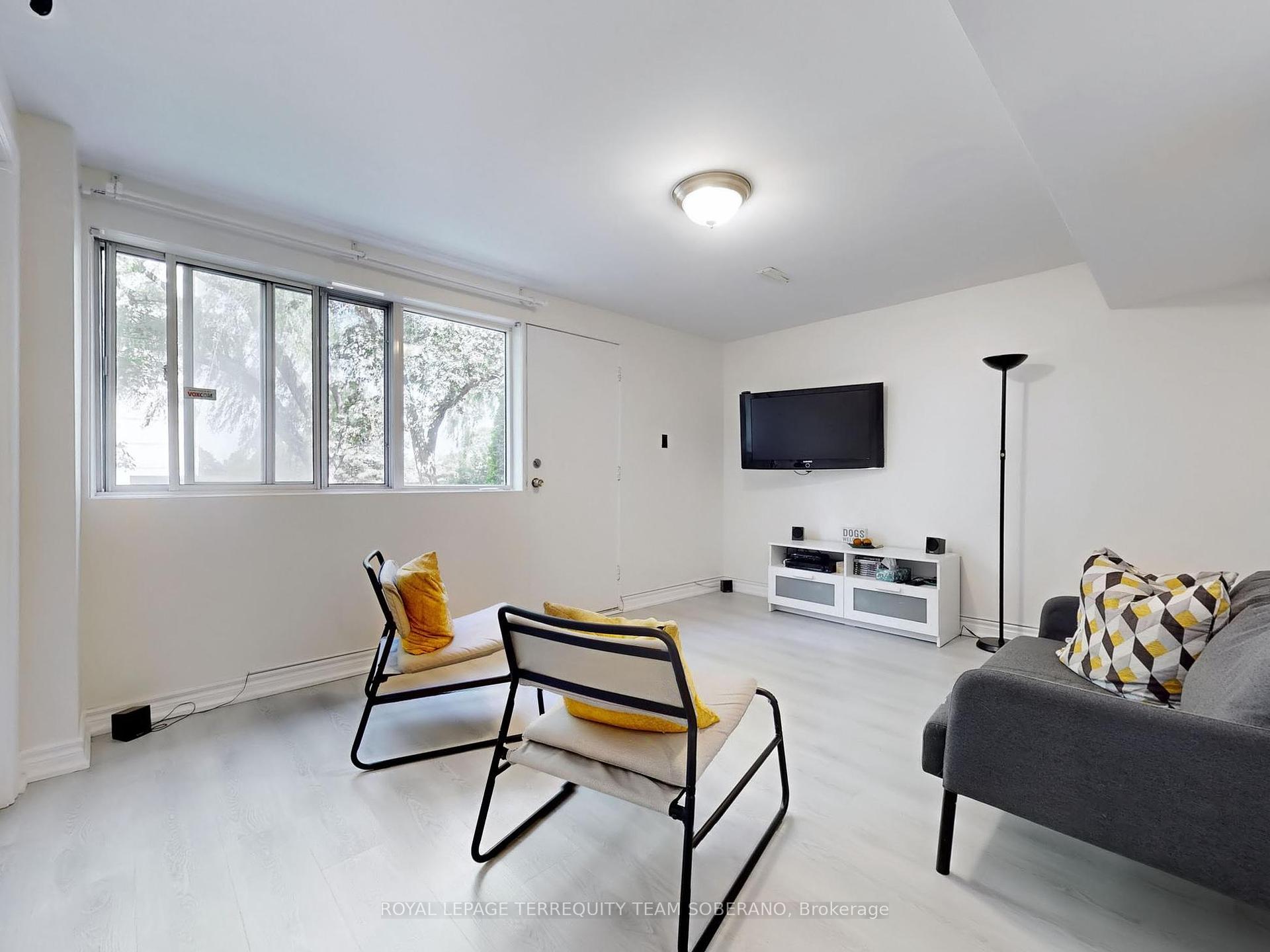 3 Bedrooms Condo at 8 Village Greenway, Toronto For sale