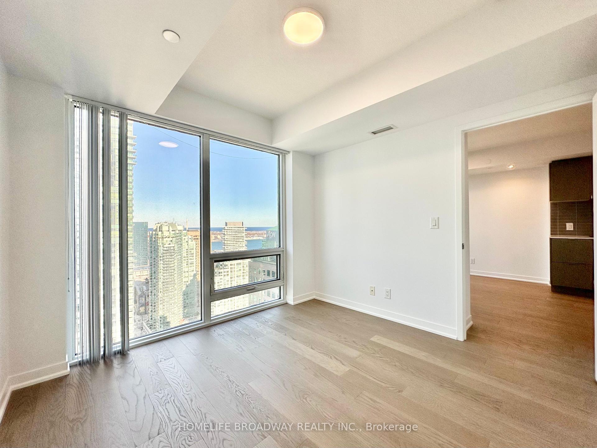 1 Bedroom Condo at 88 Harbour,  Toronto For sale