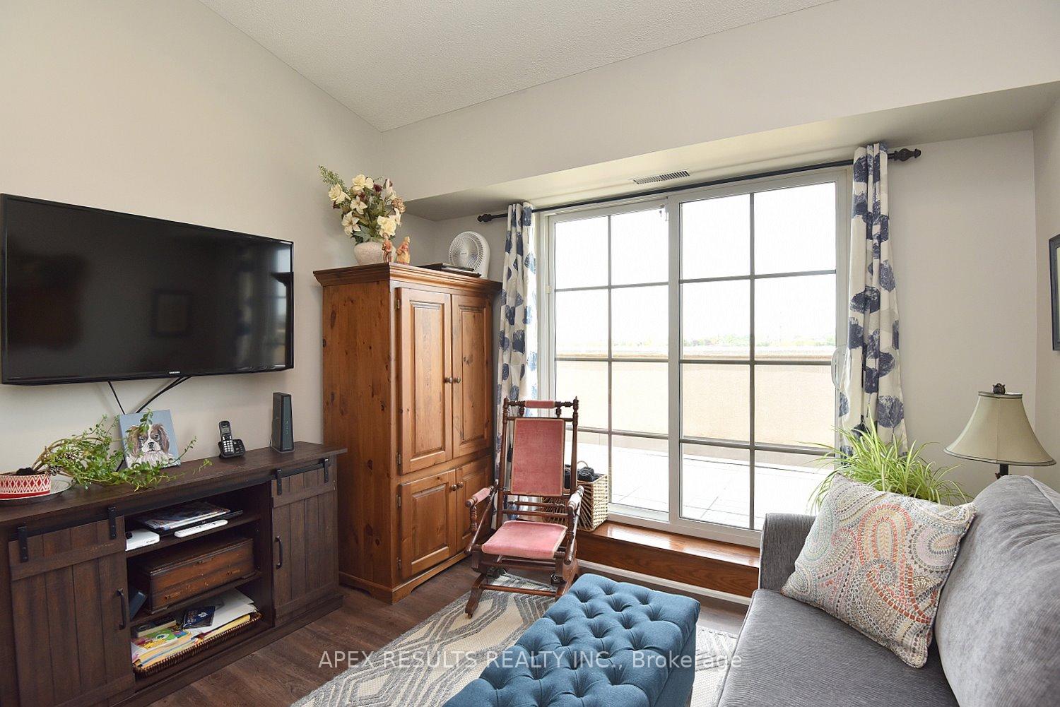 3 Bedrooms Condo at 262 Dundas, Hamilton For sale