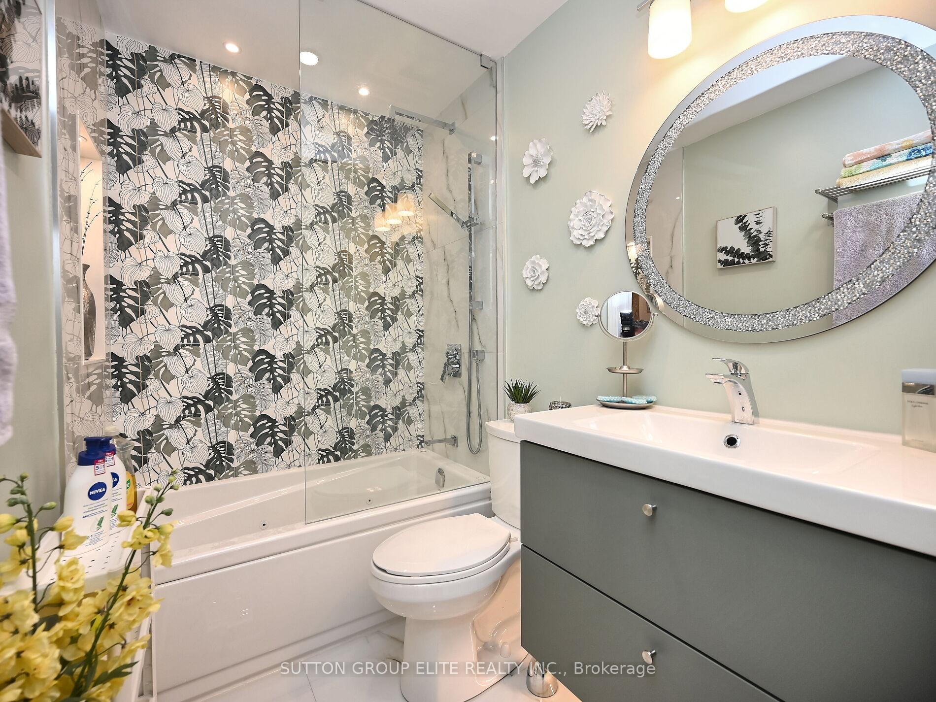 3 Bedrooms Condo at 601 Shoreline, Mississauga For sale