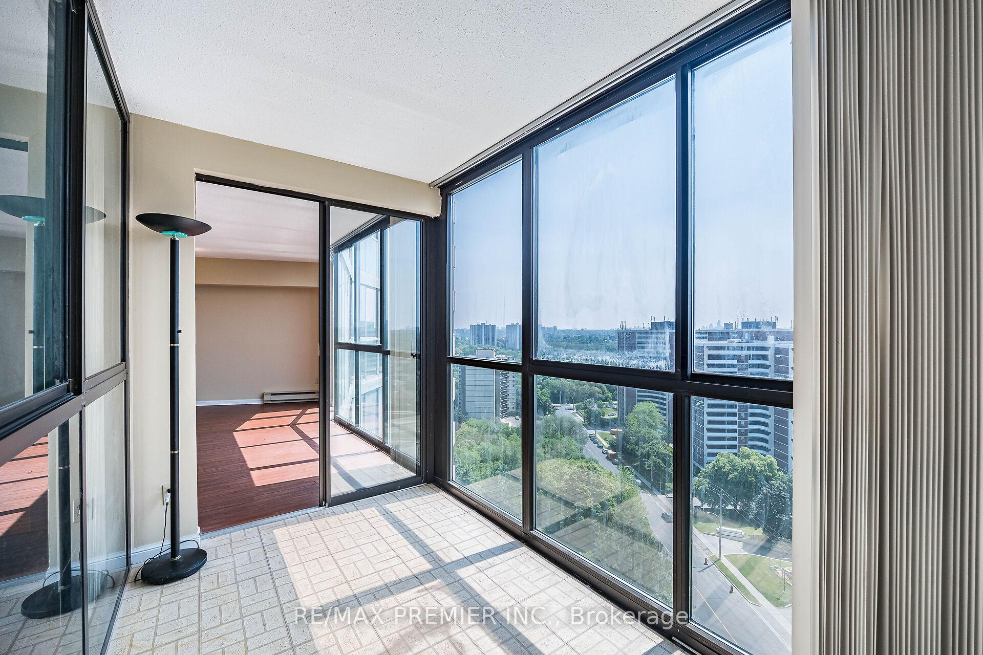 3 Bedrooms Condo at 40 Richview, Toronto For sale