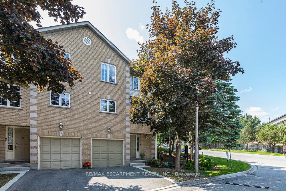 3 Bedrooms Condo at 31 Moss, Hamilton For sale