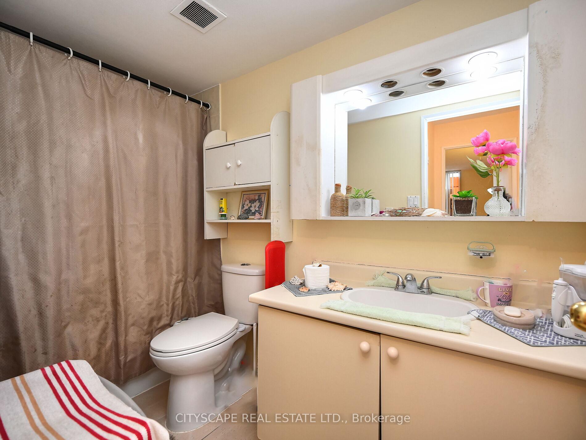 3 Bedrooms Condo at 145 Hillcrest, Mississauga For sale