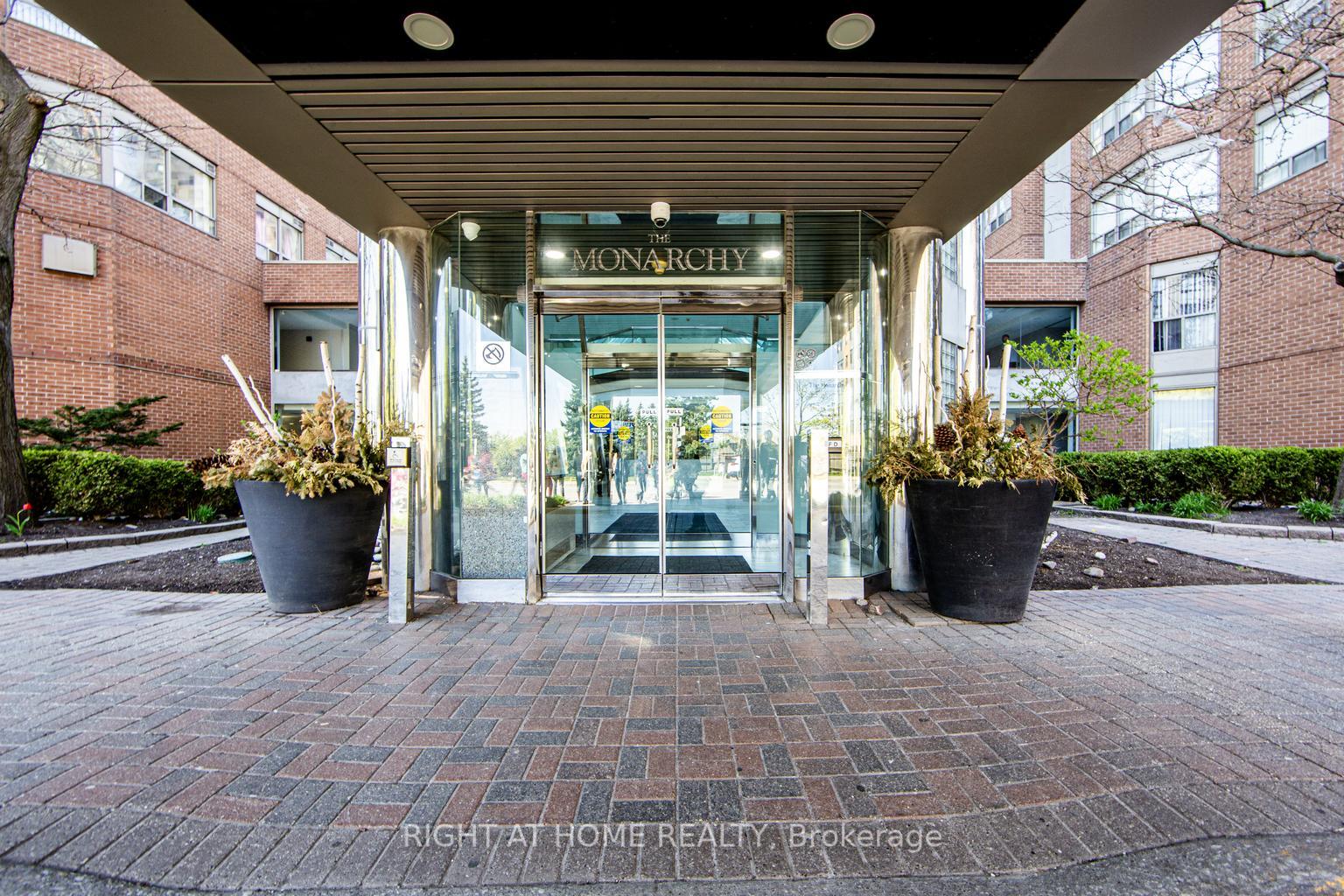 2 Bedrooms Condo at 335 Webb, Mississauga For sale