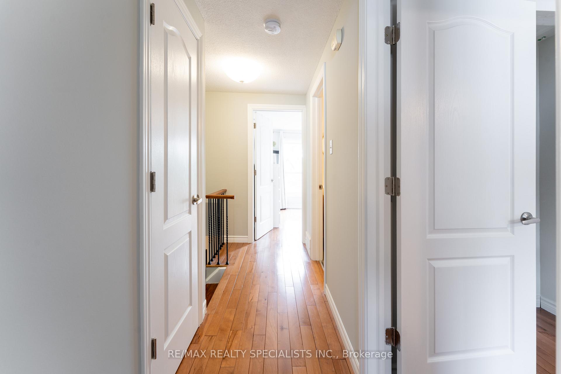 4 Bedrooms Condo at 2230 Upper Middle, Burlington For sale