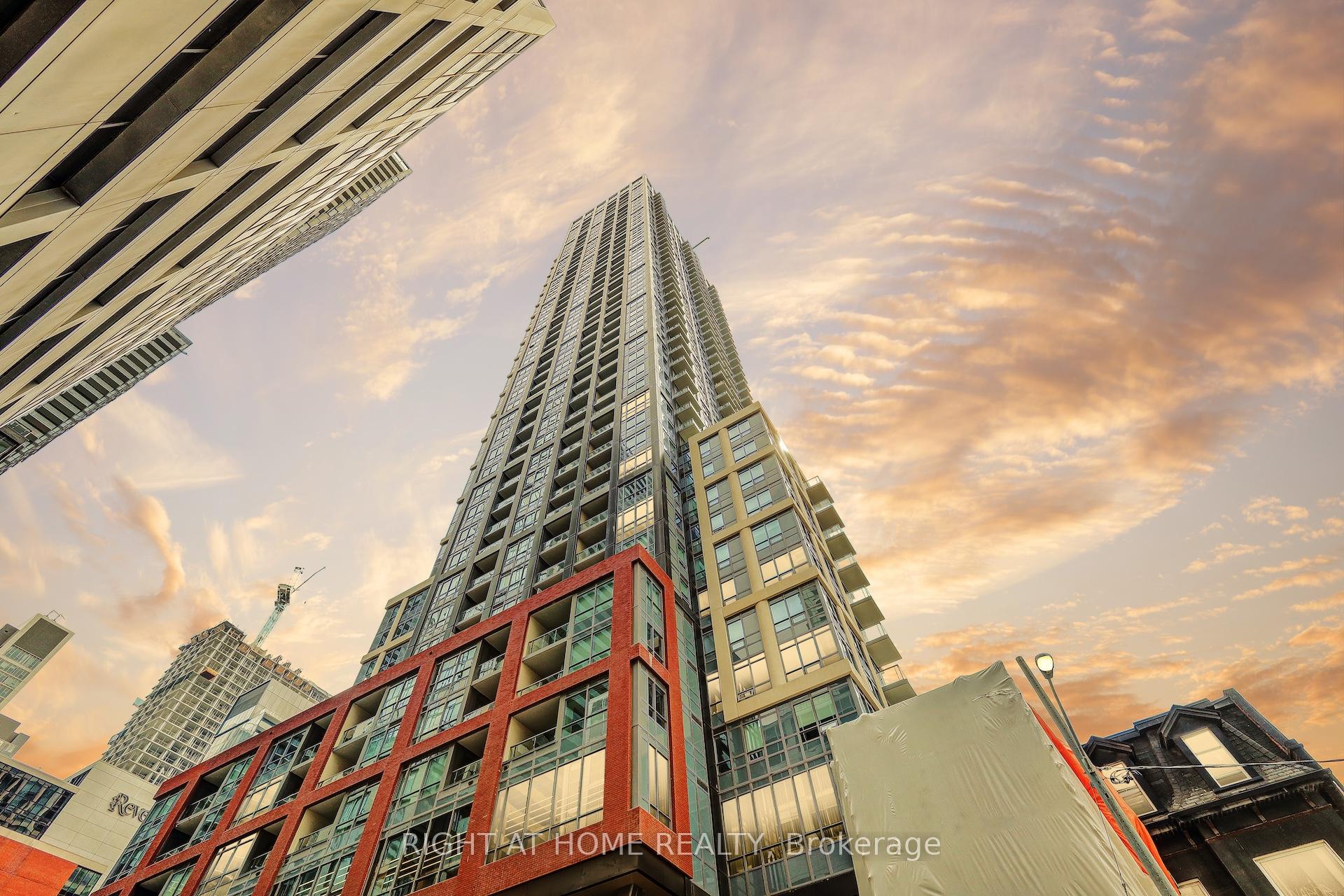 3 Bedrooms Condo at 108 Peter, Toronto For sale
