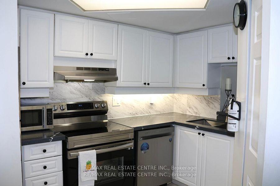 3 Bedrooms Condo at 250 Webb, Mississauga For sale