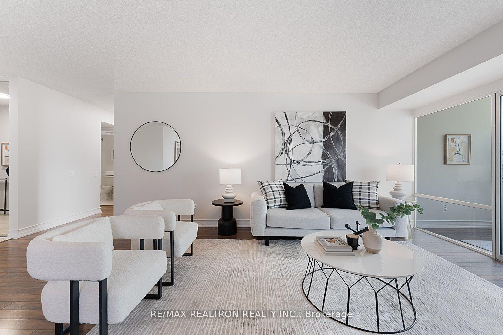 2 Bedrooms Condo at 110 Promenade, Vaughan For sale
