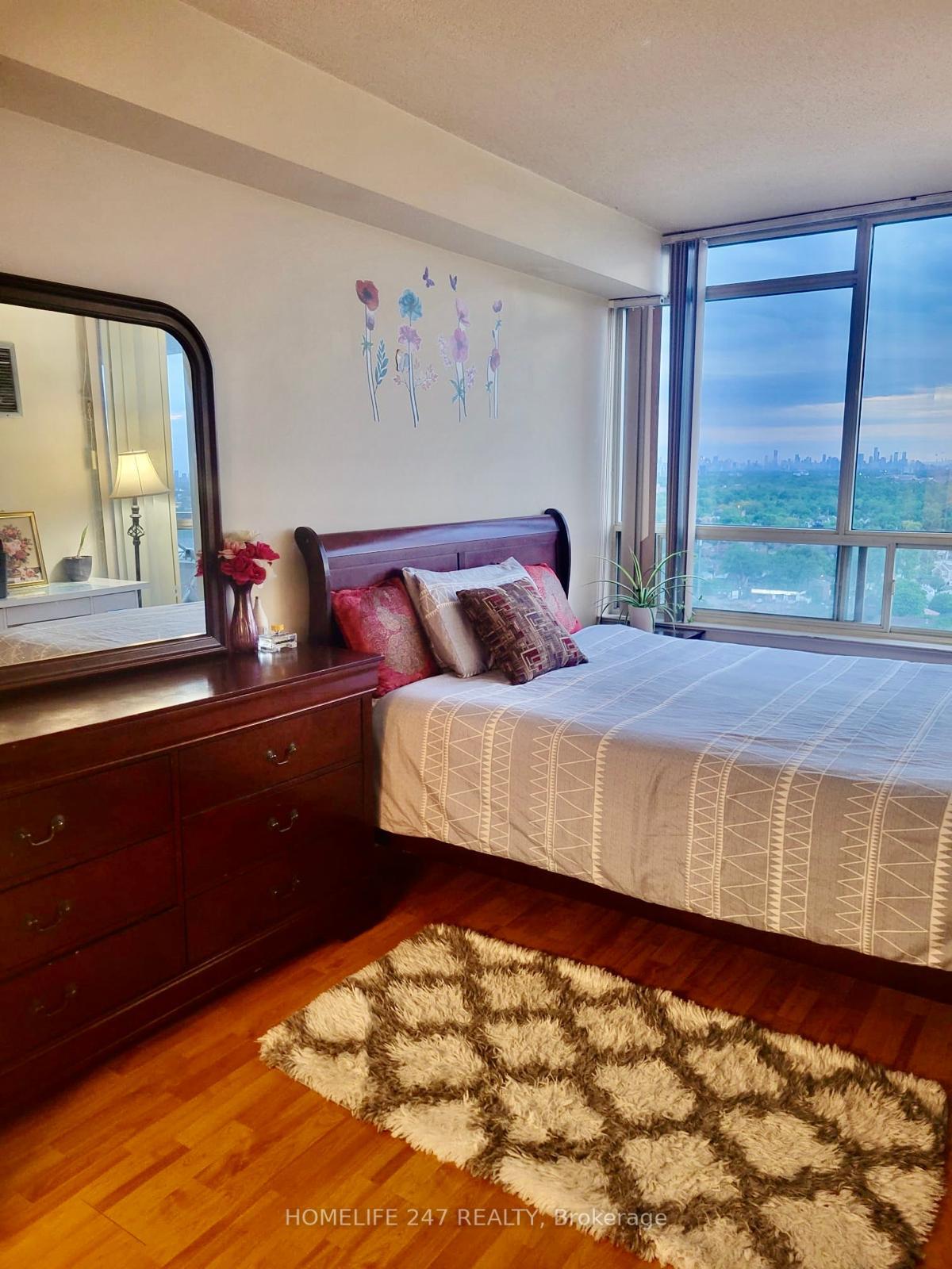 2 Bedrooms Condo at 5 Greystone Walk,  Toronto For sale